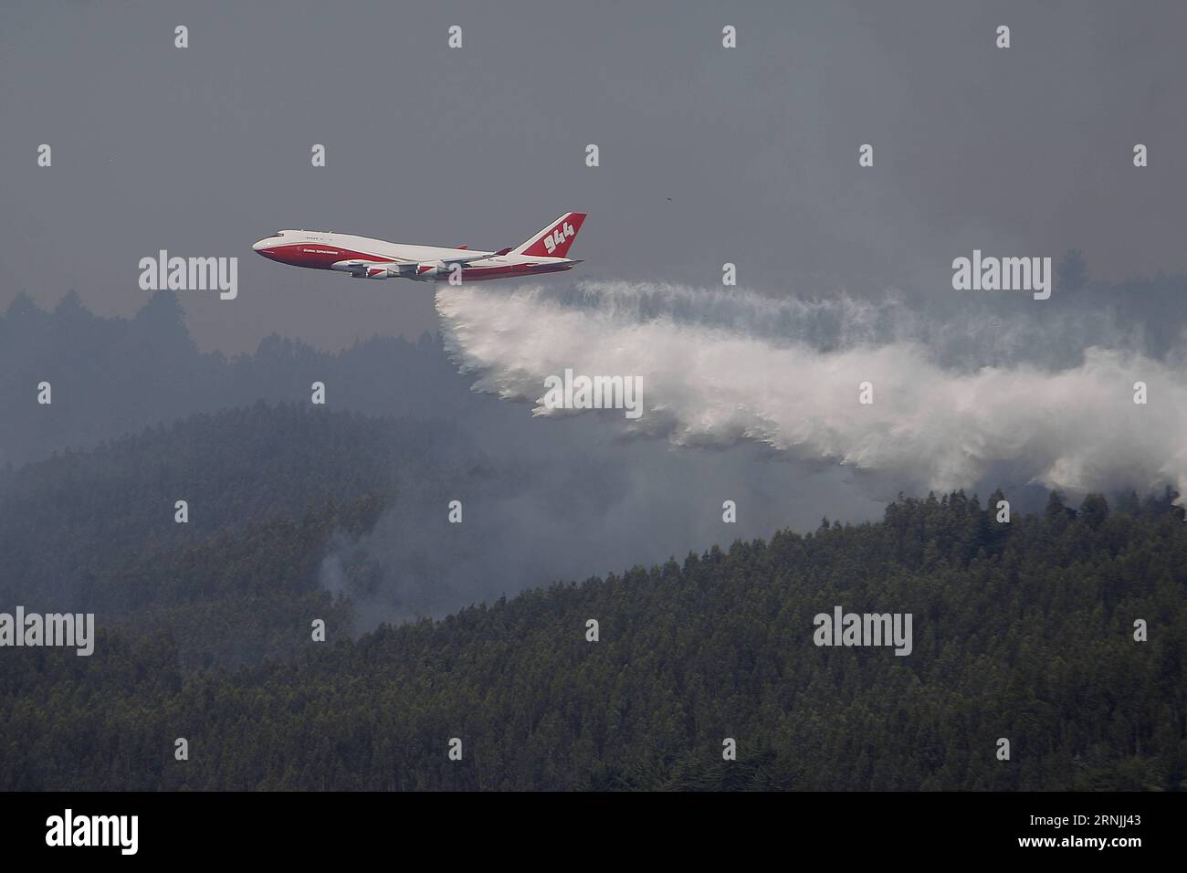 Un superpétrolier Boeing 747 Global décharge de l’eau pour lutter contre la propagation des feux de forêt dans la province de Nuble, au Chili, le 28 janvier 2017. La présidente chilienne Michelle Bachelet a déclaré samedi que l'origine des feux de forêt qui ont brûlé un demi-million d'hectares reste inconnue et qu'une intention délibérée ne peut être exclue. (ma) (fnc) (zhf) CHILE-SAN NICOLAS-ENVIRONMENT-FIRE Str PUBLICATIONxNOTxINxCHN un Boeing 747 Global Super Tankers DÉCHARGENT de l'eau pour combattre la propagation sauvage dans la province du Chili LE 28 2017 janvier la présidente chilienne Michelle Bachelet a déclaré samedi Thatcher l'ORIGINE DE L'incendie de forêt Banque D'Images