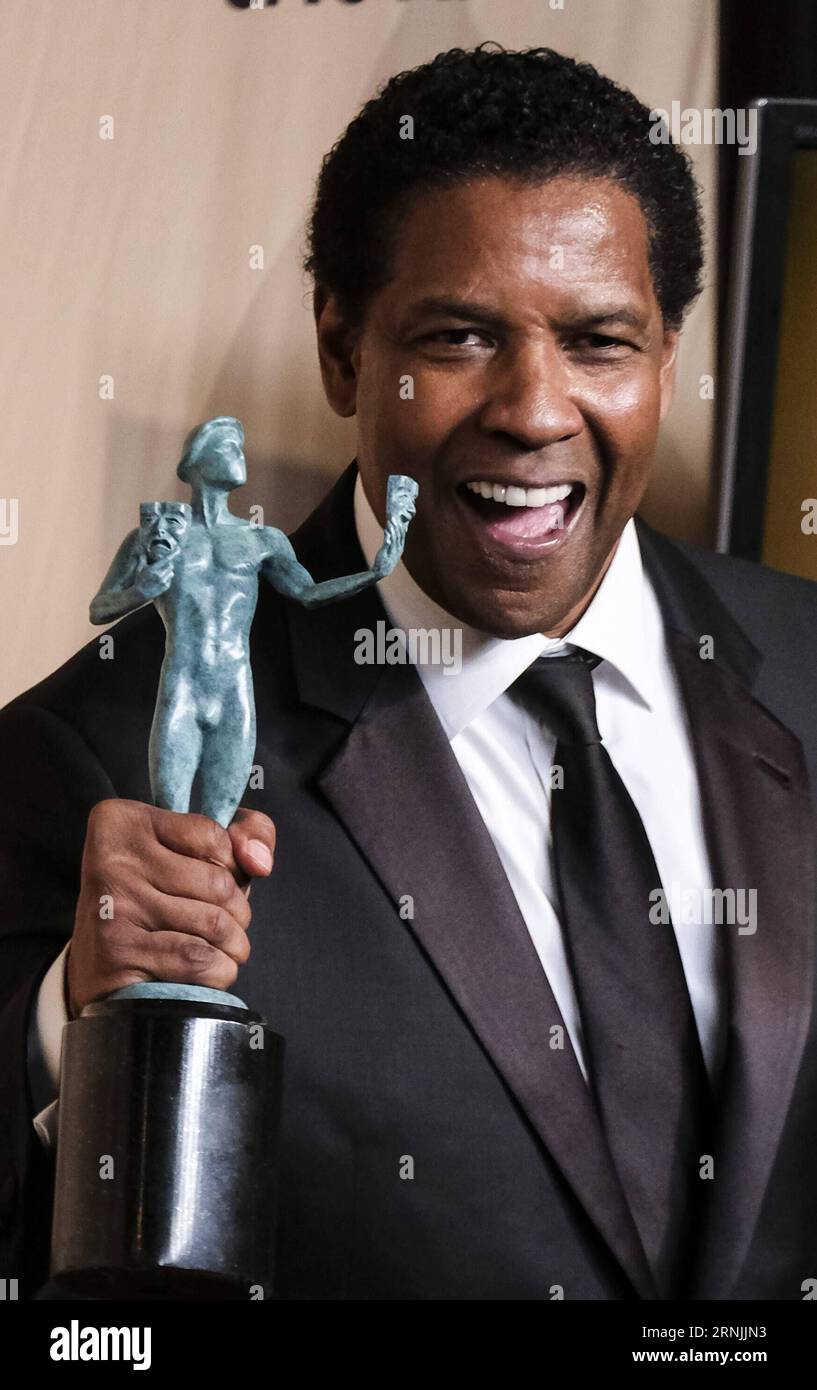 L'acteur Denzel Washington, lauréat du prix Outstanding Performance by a Male Actor in a Leading Role Award pour Fences , pose dans la salle de presse lors de la 23e édition annuelle des Screen Actors Guild Awards à Los Angeles, Californie, États-Unis, le 29 janvier 2017. zw US-ENTERTAINMENT-SCREEN ACTORS GUILD AWARDS ZhaoxHanrong PUBLICATIONxNOTxINxCHN Banque D'Images
