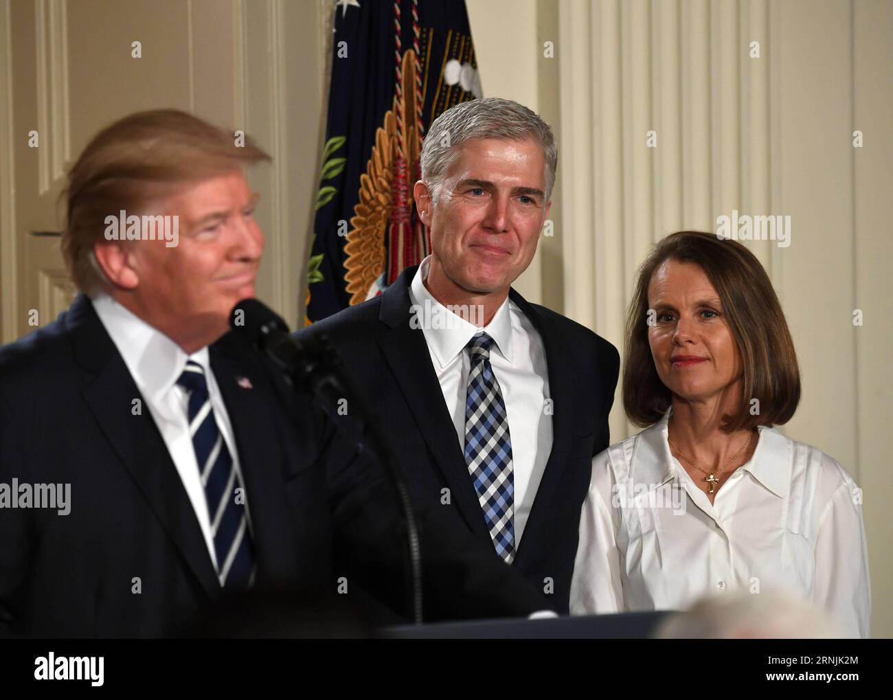 Bilder des Tages (170201) -- WASHINGTON, 31 janvier 2017 -- le juge Neil Gorsuch (C) et son épouse Marie Louise écoutent après que le président américain Donald Trump (L) l'ait nommé à la Cour suprême, à la Maison Blanche à Washington, D.C., États-Unis, le 31 janvier 2017. Le président américain Donald Trump a annoncé mardi soir qu’il avait choisi le juge Neil Gorsuch comme nouveau juge à la Cour suprême, qui a été divisée à parts égales entre les nommés démocrates et les républicains depuis le décès du juge Antonin Scalia en février dernier. )(gj) U.S.-WASHINGTON-TRUMP-JUGE NEIL GORSUCH YinxBogu PUBLICATIONxNOTxINxCHN Imag Banque D'Images