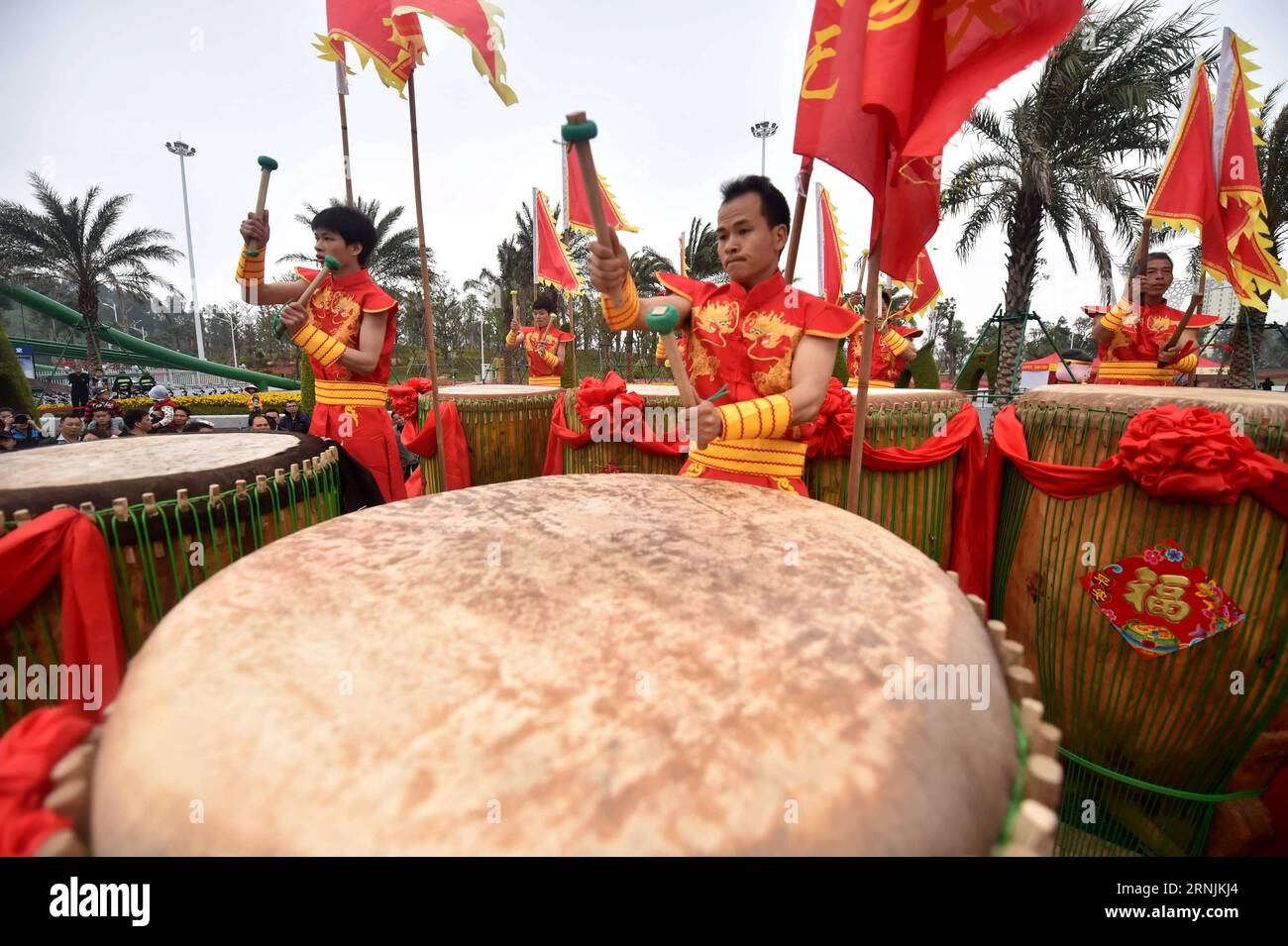 (170202) -- QINZHOU, 2 février 2017 -- les concurrents battent des tambours lors d'une compétition de tambours organisée pour célébrer le Festival du Printemps chinois à Qinzhou, dans la région autonome de Guangxi Zhuang du sud de la Chine, le 2 février 2017.) (wyl) CHINA-GUANGXI-SPRING FESTIVAL-CELEBRATION (CN) ZhangxAilin PUBLICATIONxNOTxINxCHN Qinzhou Feb 2 2017 concurrents battent des tambours lors d'une compétition de tambour héros pour célébrer le Festival de printemps chinois à Qinzhou Sud Chine S Guangxi Zhuang région autonome février 2 2017 wyl Chine Guangxi Spring Festival Celebration CN ZhangxAilin PUBLICATIONxNOxNoxNoxNotin Banque D'Images