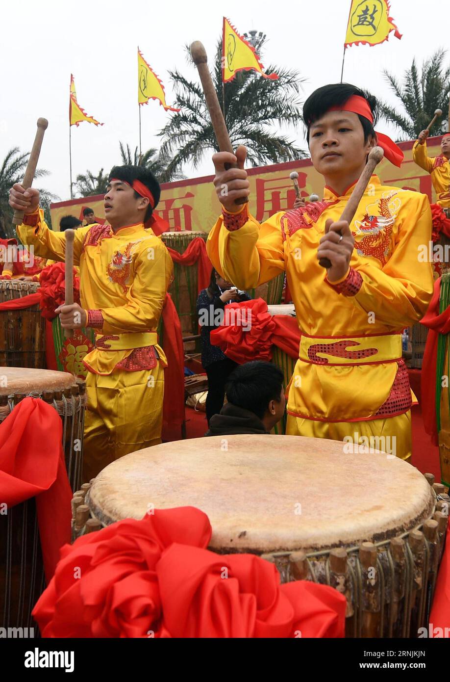 (170202) -- QINZHOU, 2 février 2017 -- les concurrents battent des tambours lors d'une compétition de tambours organisée pour célébrer le Festival du Printemps chinois à Qinzhou, dans la région autonome de Guangxi Zhuang du sud de la Chine, le 2 février 2017.) (wyl) CHINA-GUANGXI-SPRING FESTIVAL-CELEBRATION (CN) ZhangxAilin PUBLICATIONxNOTxINxCHN Qinzhou Feb 2 2017 concurrents battent des tambours lors d'une compétition de tambour héros pour célébrer le Festival de printemps chinois à Qinzhou Sud Chine S Guangxi Zhuang région autonome février 2 2017 wyl Chine Guangxi Spring Festival Celebration CN ZhangxAilin PUBLICATIONxNOxNoxNoxNotin Banque D'Images