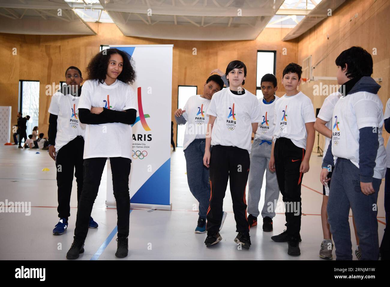 (170203) -- SEINE-SAINT-DENIS, le 3 février 2017 -- les élèves ont une classe d'éducation physique à l'école secondaire Dora Maar à Seine-Saint-Denis, au nord-est de Paris, France, le 3 février 2017. Paris a lancé une série d'activités visant à promouvoir la candidature de Paris pour accueillir les Jeux Olympiques de 2024. ) (SP)FRANCE-PARIS-2024 CANDIDATURE AUX JEUX OLYMPIQUES ChenxYichen PUBLICATIONxNOTxINxCHN ses élèves de Saint Denis février 3 2017 ont une classe PE À l'école secondaire Dora Maar dans son Nord-est de Paris France LE 3 2017 février Paris a lancé une série d'activités pour promouvoir LA CANDIDATURE DE Paris pour accueillir les Jeux Olympiques de 2024 SP France Paris 202 Banque D'Images