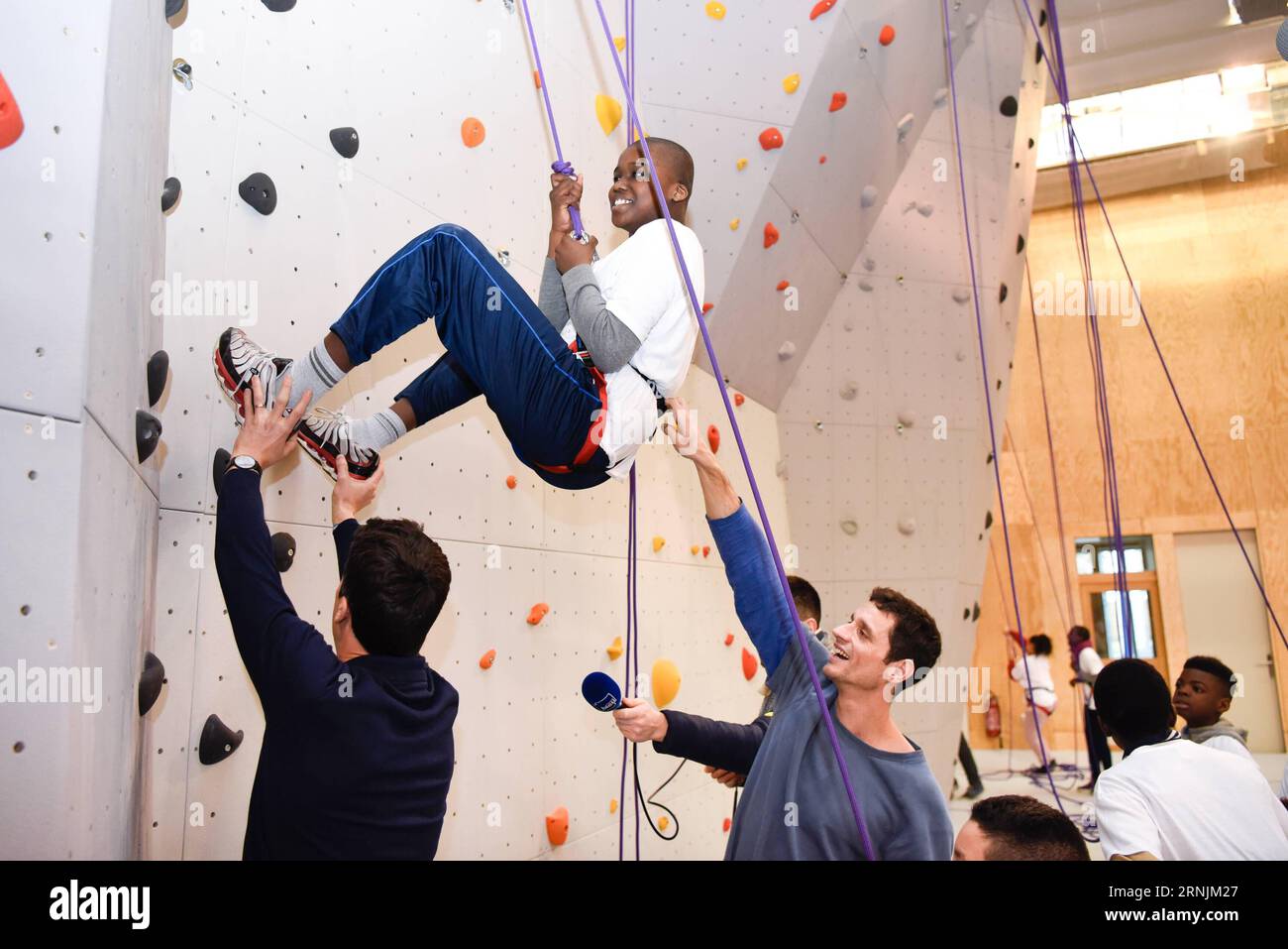 (170203) -- SEINE-SAINT-DENIS, le 3 février 2017 -- Un élève fait l'expérience de l'escalade avec l'aide d'athlètes professionnels à l'école secondaire Dora Maar en Seine-Saint-Denis, au nord-est de Paris, France, le 3 février 2017. Paris a lancé une série d'activités visant à promouvoir la candidature de Paris pour accueillir les Jeux Olympiques de 2024. ) (SP)FRANCE-PARIS-2024 CANDIDATURE AUX JEUX OLYMPIQUES ChenxYichen PUBLICATIONxNOTxINxCHN son Saint Denis février 3 2017 a expériences d'étudiants en escalade avec l'aide d'athlètes professionnels À l'école secondaire Dora Maar dans son Saint Denis Nord-est de Paris France LE 3 2017 février Paris a lancé un S Banque D'Images