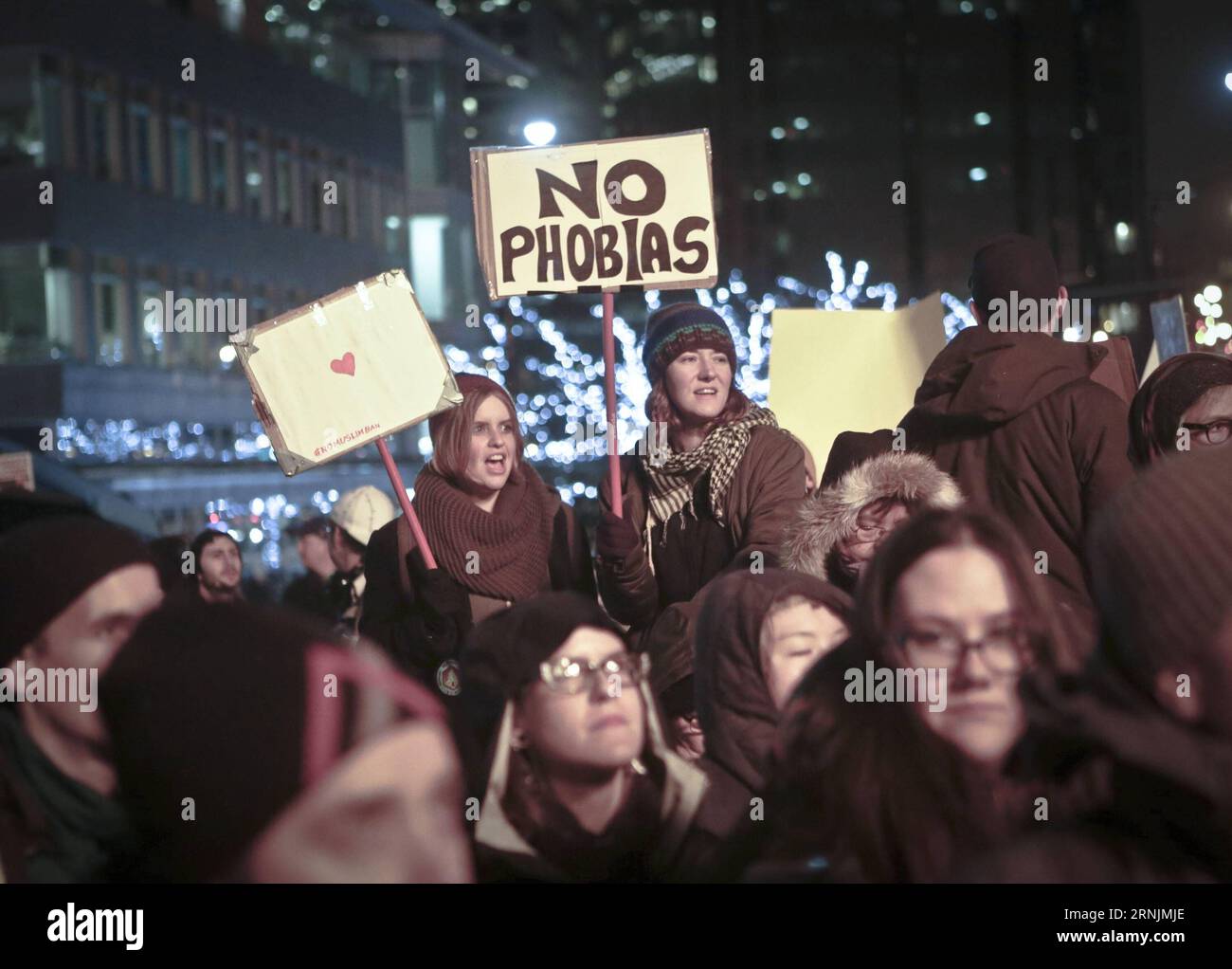 Bilder des Tages (170205) -- VANCOUVER, le 4 février 2017 -- des manifestants brandissent des pancartes lors du rassemblement contre l'islamophobie à Vancouver, Canada, le 4 février 2017. Plus d un millier de personnes participent à un rassemblement contre l islamophobie en solidarité avec six musulmans massacrés à Québec au Canada et en opposition à l interdiction de voyager imposée par Trump aux musulmans et aux réfugiés dans les jours qui l ont précédée. (Sxk) CANADA-VANCOUVER-RASSEMBLEMENT CONTRE L'ISLAMOPHOBIE LiangxSen PUBLICATIONxNOTxINxCHN Images la journée Vancouver 4 2017 février des manifestants brandissent des pancartes pendant le rassemblement contre l'islamophobie à Vancouver Canada 4 2017 février Over a Tho Banque D'Images