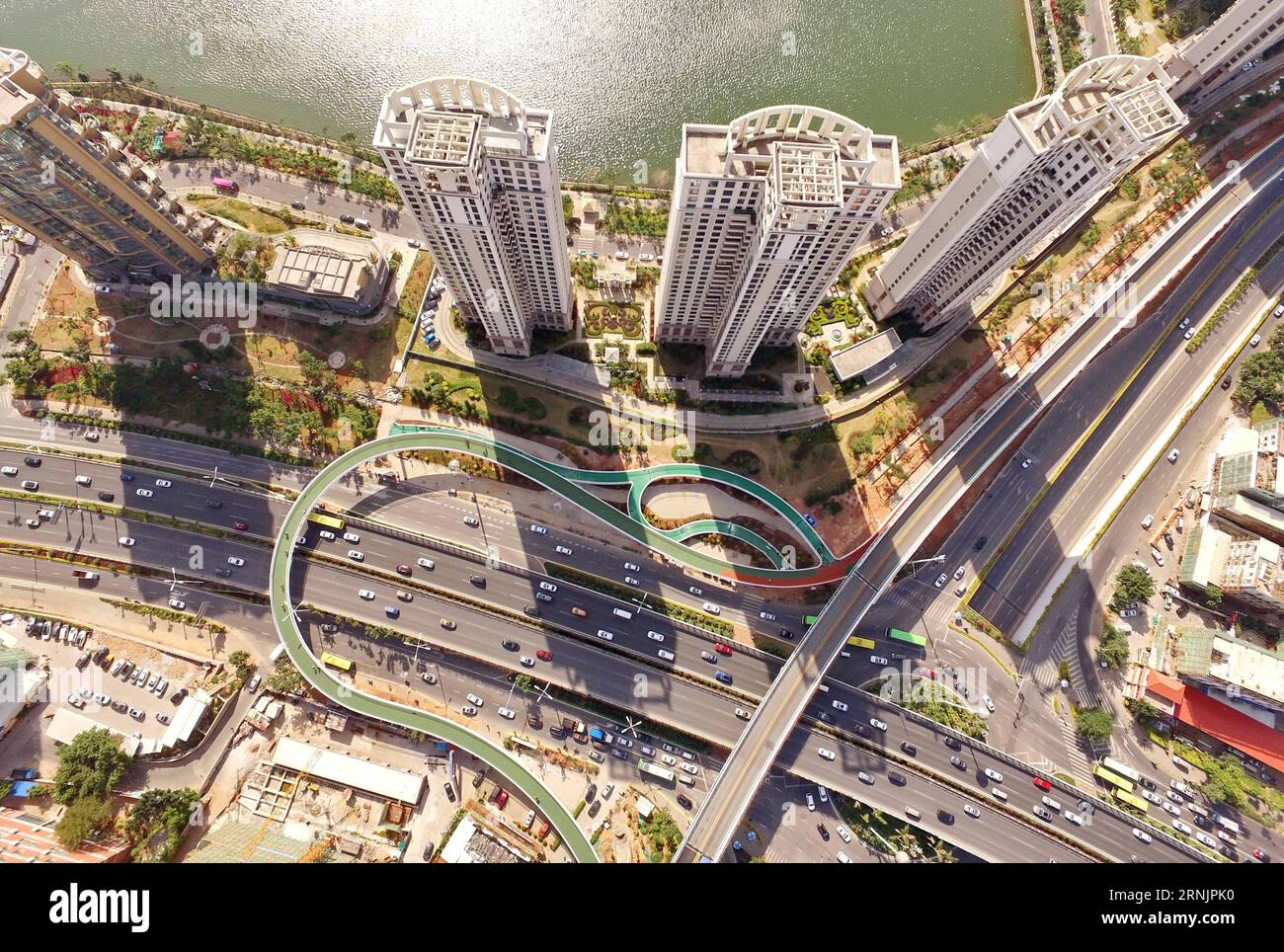 (170209) -- XIAMEN, 9 février 2017 -- une photo aérienne prise le 9 février 2017 montre une piste cyclable surélevée près d'un carrefour à Xiamen, dans la province du Fujian du sud-est de la Chine. La première piste cyclable de Chine dans les airs, d une longueur de 7,6 kilomètres, a commencé une course d essai le 26 janvier à Xiamen. Selon Xiamen City public Bicycle Management, le sentier sera ouvert à tous les types de vélos, y compris les vélos publics et privés, de 6:30 heures à 10:30 heures pendant le mois d’essai, dans le but de promouvoir le transport vert. )(mcg) CHINA-FUJIAN-XIAMEN-ELEVATED BICYCLE PATH (CN) LinxShanchuan PUBLICATIONxNOTxINxCHN Xi Banque D'Images