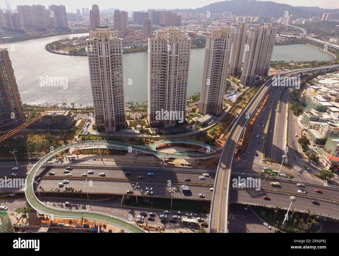 (170209) -- XIAMEN, 9 février 2017 -- une photo aérienne prise le 9 février 2017 montre une piste cyclable surélevée près d'un carrefour à Xiamen, dans la province du Fujian du sud-est de la Chine. La première piste cyclable de Chine dans les airs, d une longueur de 7,6 kilomètres, a commencé une course d essai le 26 janvier à Xiamen. Selon Xiamen City public Bicycle Management, le sentier sera ouvert à tous les types de vélos, y compris les vélos publics et privés, de 6:30 heures à 10:30 heures pendant le mois d’essai, dans le but de promouvoir le transport vert. )(mcg) CHINA-FUJIAN-XIAMEN-ELEVATED BICYCLE PATH (CN) LinxShanchuan PUBLICATIONxNOTxINxCHN Xi Banque D'Images