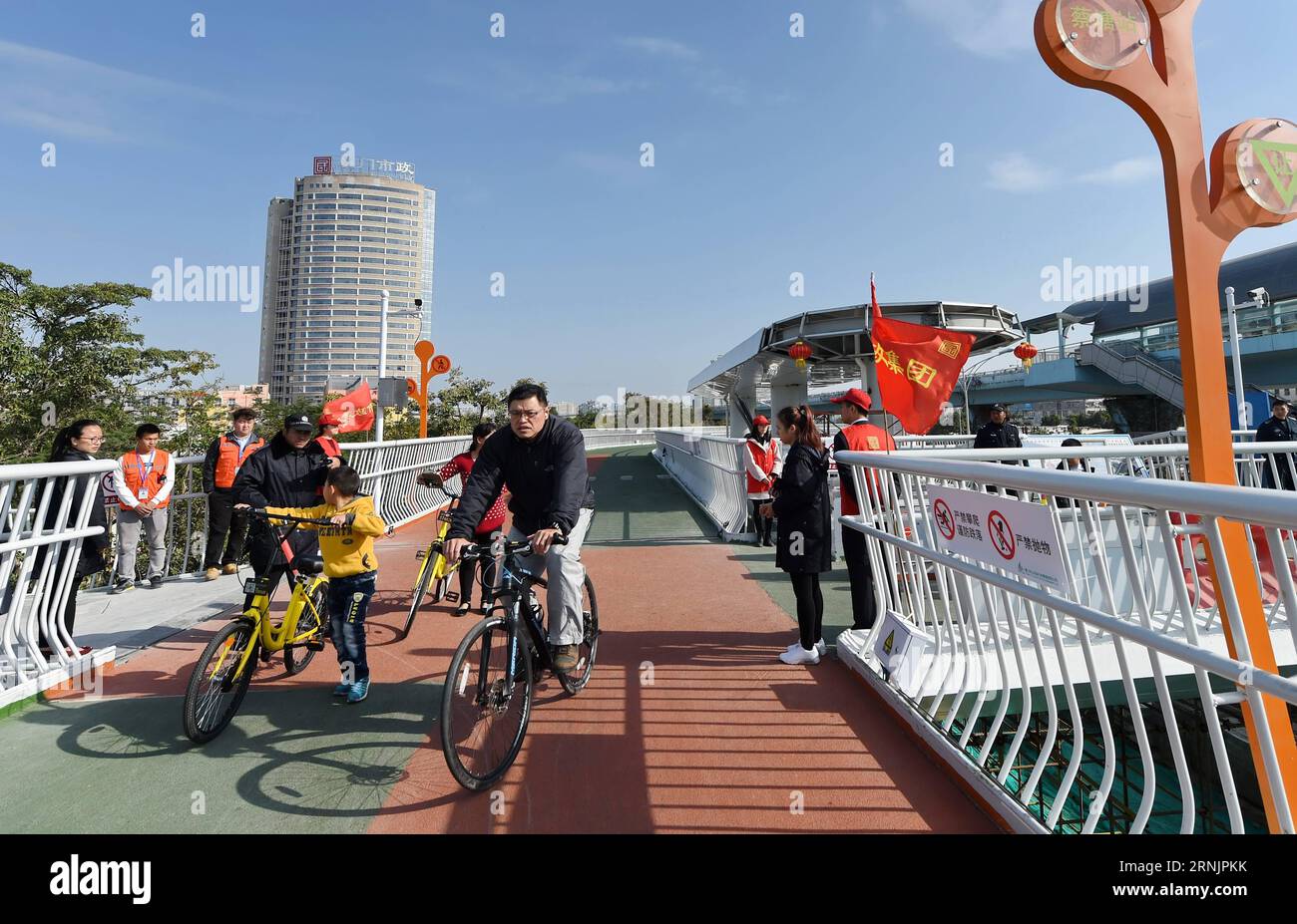 (170209) -- XIAMEN, 9 février 2017 -- des citoyens empruntent une piste cyclable surélevée à Xiamen, dans la province du Fujian du sud-est de la Chine, 9 février 2017. La première piste cyclable de Chine dans les airs, d une longueur de 7,6 kilomètres, a commencé une course d essai le 26 janvier à Xiamen. Selon Xiamen City public Bicycle Management, le sentier sera ouvert à tous les types de vélos, y compris les vélos publics et privés, de 6:30 heures à 10:30 heures pendant le mois d’essai, dans le but de promouvoir le transport vert. ) (MCG) CHINA-FUJIAN-XIAMEN-ELEVATED BICYCLE PATH (CN) LinxShanchuan PUBLICATIONxNOTxINxCHN Xiamen fév 9 2017 citoyens Banque D'Images