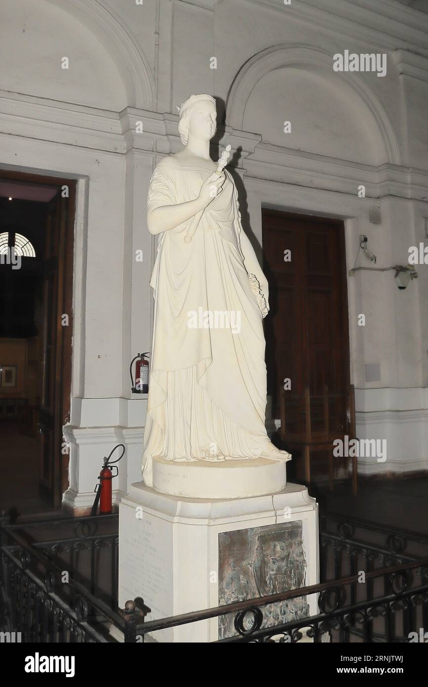 Kolkata, Bengale occidental, Inde - 29 août 2023 : magnifique statue en marbre de la reine Victoria au musée indien de Kolkata Banque D'Images