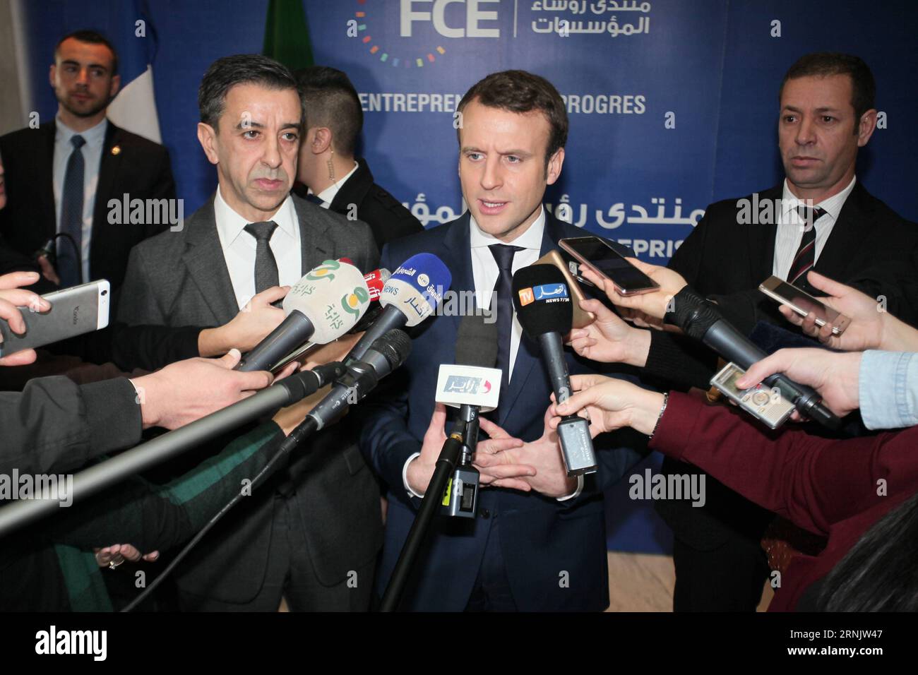 (170214) -- ALGER, 14 février 2017 () -- le candidat à la présidence française Emmanuel Macron (C) s'adresse aux médias après une réception organisée par le président du Forum algérien des chefs d'entreprise Ali Haddad (2e L) à Alger, Algérie, le 14 février 2017. Le candidat à la présidence française Emmanuel Macron a entamé lundi une visite de deux jours en Algérie dans le cadre de sa campagne pour gagner des voix de ressortissants franco-algériens établis en France. () ALGÉRIE-ALGER-FRANCE PRESIDENTCY CANDIDAT-VISITE Xinhua PUBLICATIONxNOTxINxCHN 170214 Alger février 14 2017 le candidat à la présidence française Emmanuel Macron C parle à Med Banque D'Images