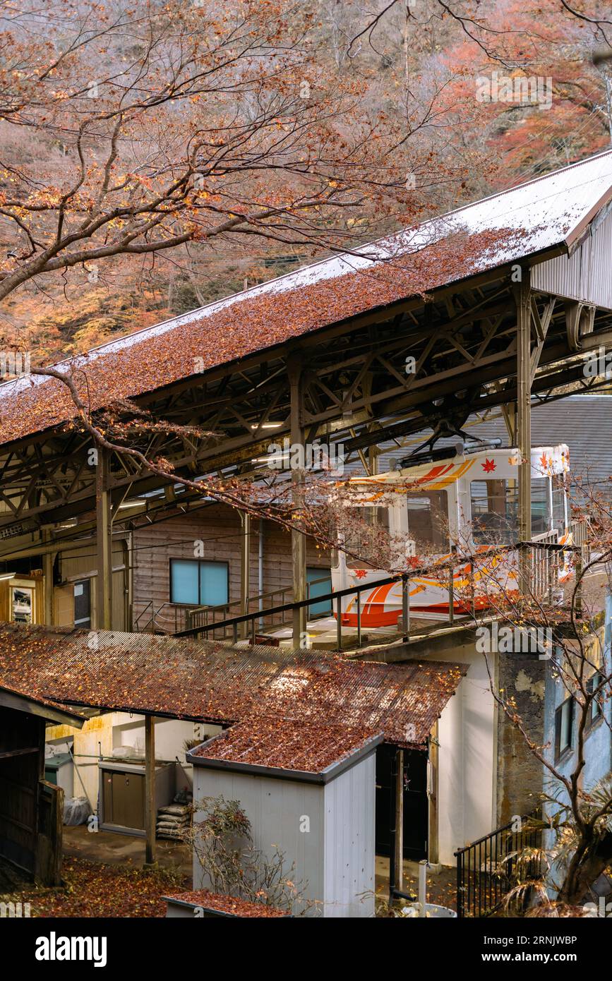 Nara, Japon - 30 novembre 2022 : téléphérique de montagne Yoshino à l'automne Banque D'Images