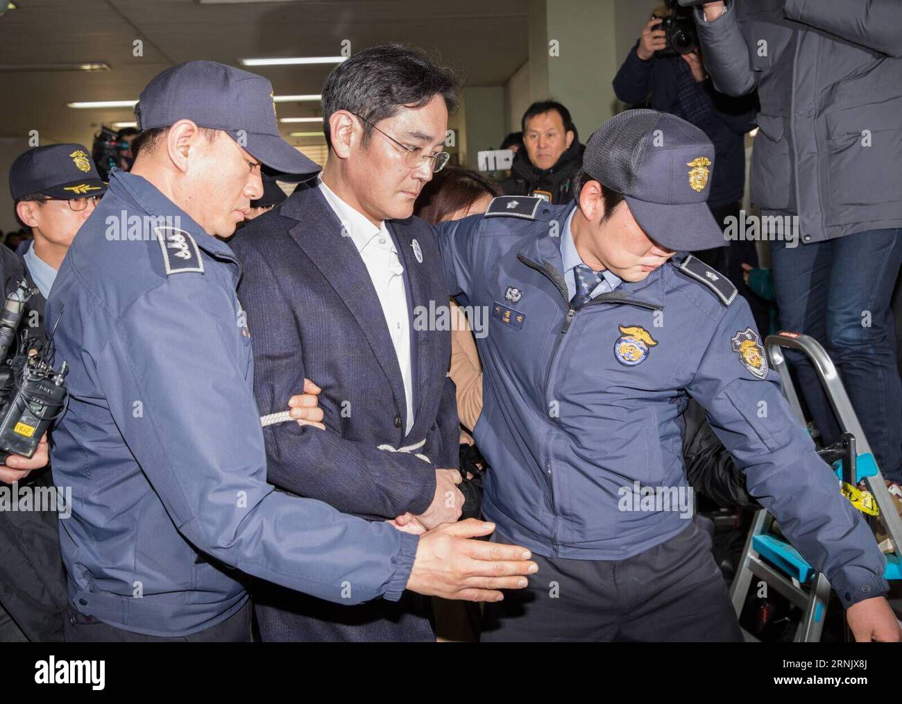 (170218) -- SÉOUL, 18 février 2017 -- Lee Jae-yong (C), vice-président de Samsung Electronics, arrive au bureau de l'équipe de conseillers juridiques indépendants à Séoul, Corée du Sud, le 18 février 2017.) (zy) CORÉE DU SUD-SÉOUL-SAMSUNG-LEE JAE-YONG LeexSang-ho PUBLICATIONxNOTxINxCHN Banque D'Images