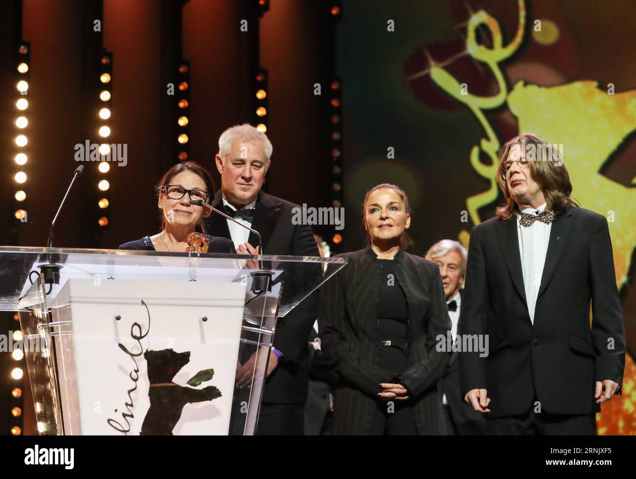 La réalisatrice hongroise Ildiko Enyedi (1e L) du film Testrol es lelekrol (sur le corps et l'âme) prend la parole après avoir reçu l'Ours d'or du meilleur film lors de la cérémonie de remise des prix du 67e Festival international du film de la Berlinale à Berlin, capitale de l'Allemagne, le 18 février 2017. Le film hongrois Testrol es lelekrol (sur le corps et l'âme) a remporté le prix de l'Ours d'or du meilleur film au 67e Festival international du film de Berlin samedi. )(gj) ALLEMAGNE-BERLIN-67ÈME BERLINALE-OURS DORÉ- SUR LE CORPS ET L'ÂME ShanxYuqi PUBLICATIONxNOTxINxCHN Hongrois réalisateur Ildiko Enyedi 1st l du film IT ON BOD Banque D'Images