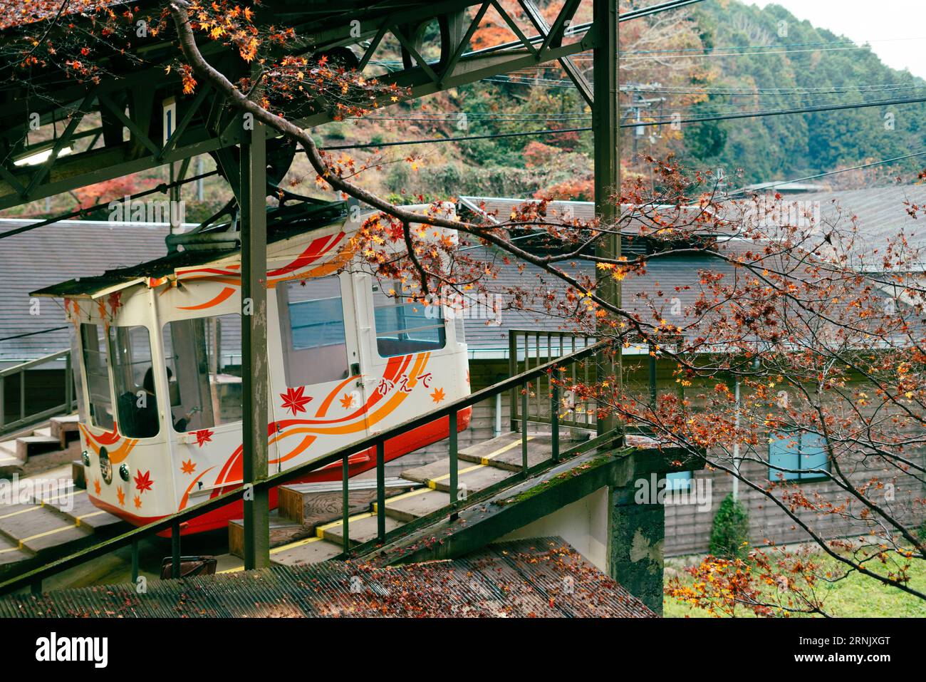 Nara, Japon - 30 novembre 2022 : téléphérique de montagne Yoshino à l'automne Banque D'Images