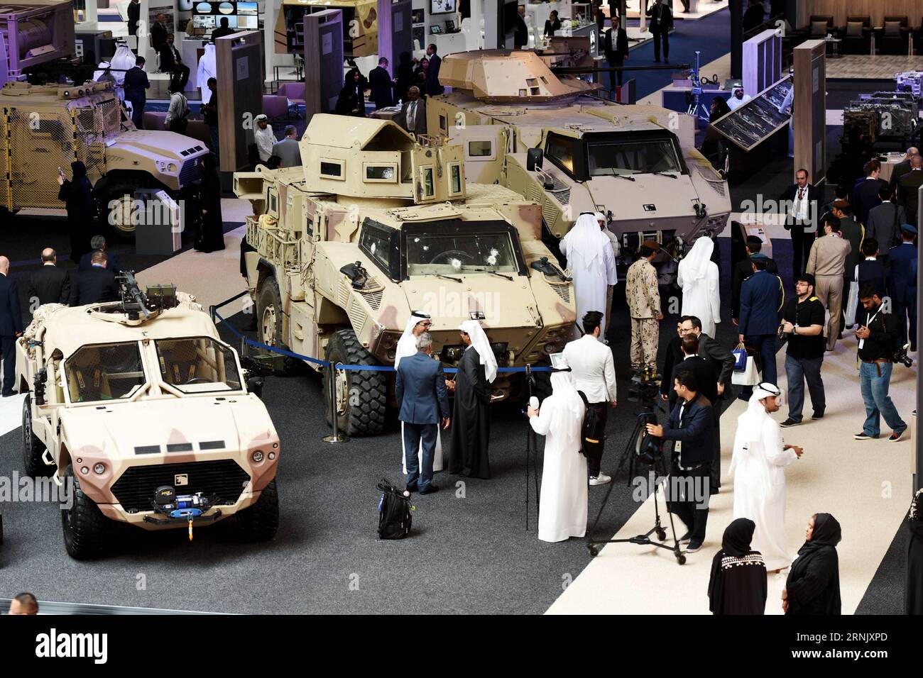 Les gens visitent l’exposition et la conférence internationales de défense (IDEX) à Abu Dhabi, aux Émirats arabes Unis, le 19 février 2017. La biennale IDEX a débuté ici dimanche avec un accent particulier sur la technologie de rupture. ) (Zjy) UAE-ABU DHABI-IDEX ZhaoxDingzhe PUBLICATIONxNOTxINxCHN des célébrités visitent l'exposition internationale de la défense et la conférence IDEX à Abu Dhabi les Émirats arabes Unis LE 19 2017 février la Biennale IDEX a débuté ici dimanche avec un accent particulier SUR LA technologie disruptive zjy UAE Abu Dhabi IDEX ZhaoxDingzhe PUBLICATIONxNOTxINxNOTxINxCHN Banque D'Images