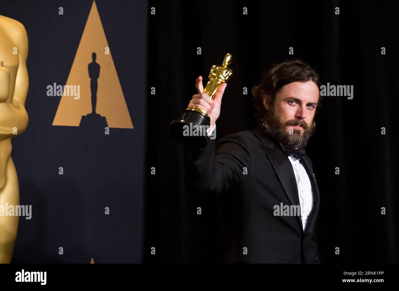 L'acteur Casey Affleck pose après avoir remporté le prix du meilleur acteur pour sa performance à Manchester by the Sea dans la salle de presse de la 89e cérémonie des Oscars au Dolby Theater de Los Angeles, aux États-Unis, le 26 février 2017. (Zxj) U.S.-LOS ANGELES-OSCAR-AWARD YangxLei PUBLICATIONxNOTxINxCHN l'acteur Casey Affleck pose après avoir remporté le prix du meilleur acteur pour sa performance à Manchester by the Sea À la salle de presse de la 89e Academy Awards AU Dolby Theatre de Los Angeles aux États-Unis LE 26 2017 février U S Los Angeles Oscar prix YangxLei PUBLICATIONxNOTxINxCHN Banque D'Images