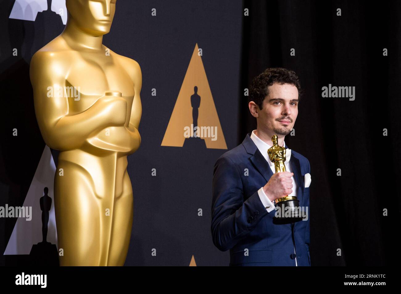 Damien Chazelle pose après avoir remporté le prix du meilleur réalisateur pour la la la Land à la salle de presse de la 89e cérémonie des Oscars au Dolby Theater de Los Angeles, aux États-Unis, le 26 février 2017.) (Zxj) US-LOS ANGELES-OSCAR-AWARD YangxLei PUBLICATIONxNOTxINxCHN Damien Chazelle pose après avoir remporté le prix du meilleur réalisateur pour la Country À la salle de presse de la 89e Academy Awards AU Dolby Theatre de Los Angeles aux États-Unis LE 26 2017 février U S Los Angeles Oscar Award YangxLei PUBLICATIONxNOTxINxCHN Banque D'Images