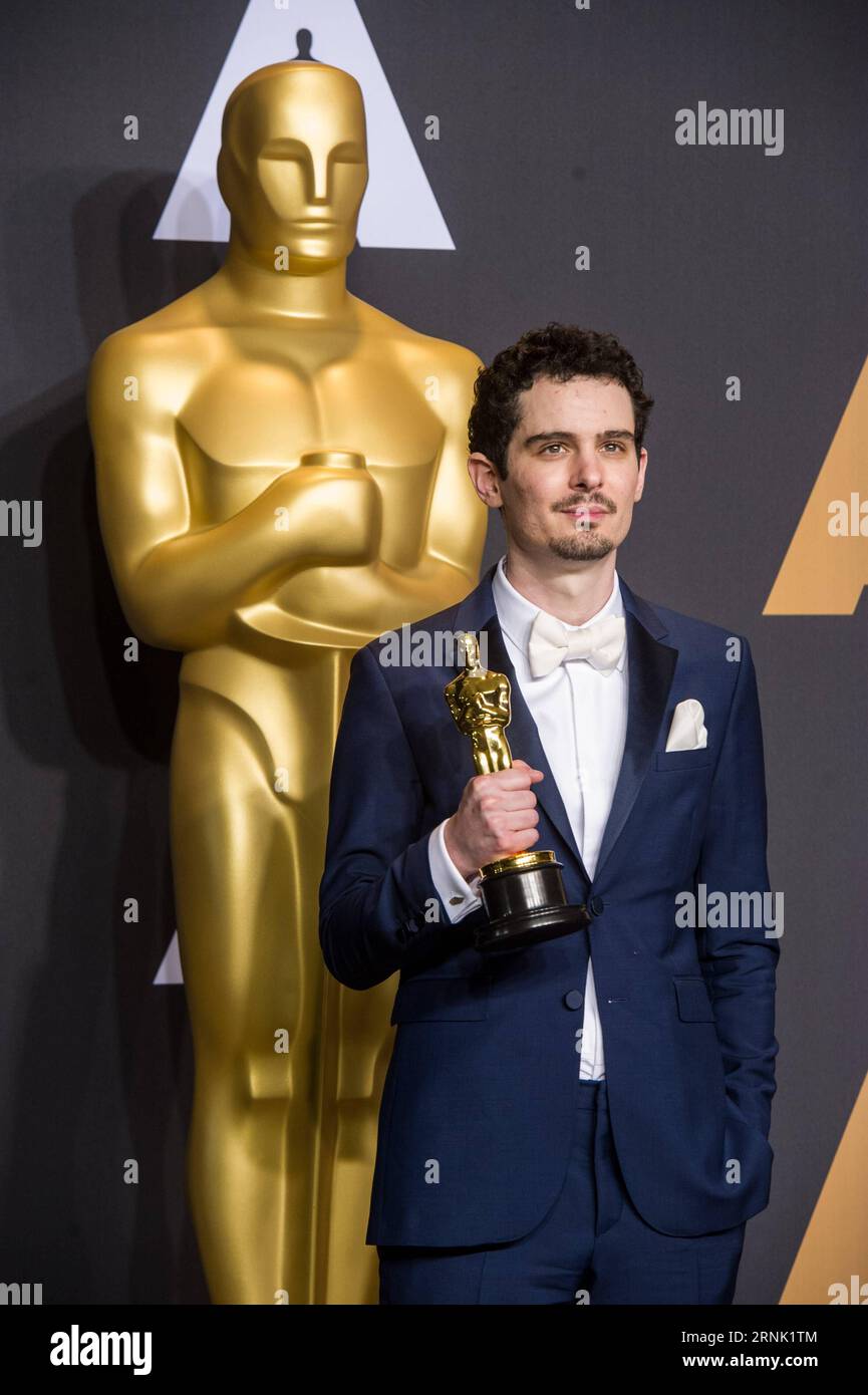 Damien Chazelle pose après avoir remporté le prix du meilleur réalisateur pour la la la Land à la salle de presse de la 89e cérémonie des Oscars au Dolby Theater de Los Angeles, aux États-Unis, le 26 février 2017.) (Zxj) US-LOS ANGELES-OSCAR-AWARD YangxLei PUBLICATIONxNOTxINxCHN Damien Chazelle pose après avoir remporté le prix du meilleur réalisateur pour la Country À la salle de presse de la 89e Academy Awards AU Dolby Theatre de Los Angeles aux États-Unis LE 26 2017 février U S Los Angeles Oscar Award YangxLei PUBLICATIONxNOTxINxCHN Banque D'Images