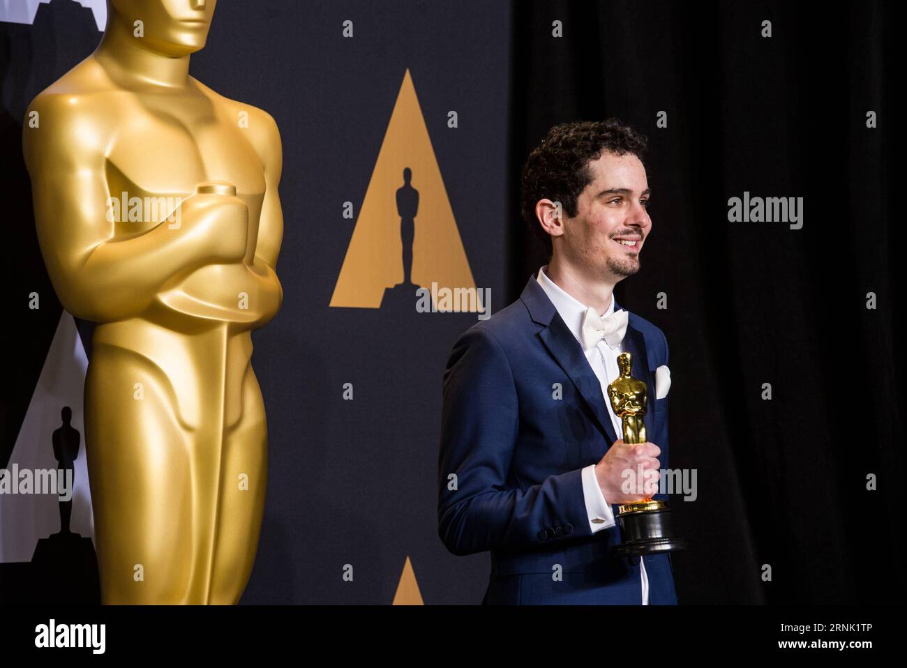 Damien Chazelle pose après avoir remporté le prix du meilleur réalisateur pour la la la Land à la salle de presse de la 89e cérémonie des Oscars au Dolby Theater de Los Angeles, aux États-Unis, le 26 février 2017.) (Zxj) US-LOS ANGELES-OSCAR-AWARD YangxLei PUBLICATIONxNOTxINxCHN Damien Chazelle pose après avoir remporté le prix du meilleur réalisateur pour la Country À la salle de presse de la 89e Academy Awards AU Dolby Theatre de Los Angeles aux États-Unis LE 26 2017 février U S Los Angeles Oscar Award YangxLei PUBLICATIONxNOTxINxCHN Banque D'Images