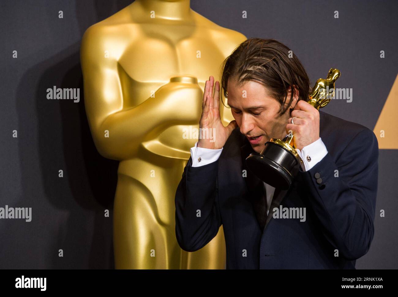 Le producteur Jeremy Kleiner, lauréat du meilleur film pour Moonlight , pose à la salle de presse de la 89e cérémonie des Oscars au Dolby Theater de Los Angeles, aux États-Unis, le 26 février 2017. ) (Zxj) US-LOS ANGELES-OSCAR-AWARD YangxLei PUBLICATIONxNOTxINxCHN Producteur Jeremy Kleiner lauréat du meilleur film pour Moonlight pose À LA salle de presse de la 89e cérémonie des Oscars AU Dolby Theatre de Los Angeles aux États-Unis LE 26 2017 février U S Los Angeles Oscar Award YangxLei PUBLICATIONxNOTxINxCHN Banque D'Images