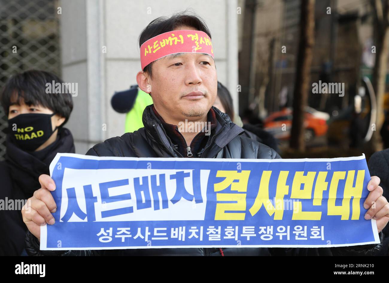 (170227) -- SÉOUL, le 27 février 2017 -- Un homme proteste contre le déploiement d'un système de défense antimissile américain avancé devant le siège de la Lotte à Séoul, Corée du Sud, le 27 février 2017. Lotte Group, le cinquième conglomérat de Corée du Sud, a décidé lundi d offrir son terrain de golf pour servir de site à la défense régionale de haute altitude terminale (THAAD). (Zjy) CORÉE DU SUD-SÉOUL-THAAD-PROTEST LeexSang-ho PUBLICATIONxNOTxINxCHN Séoul février 27 2017 un homme proteste contre le déploiement du système avancé de défense antimissile de l'U S devant le siège de la Lotte à Séoul Corée du Sud février 27 2017 Lot Banque D'Images