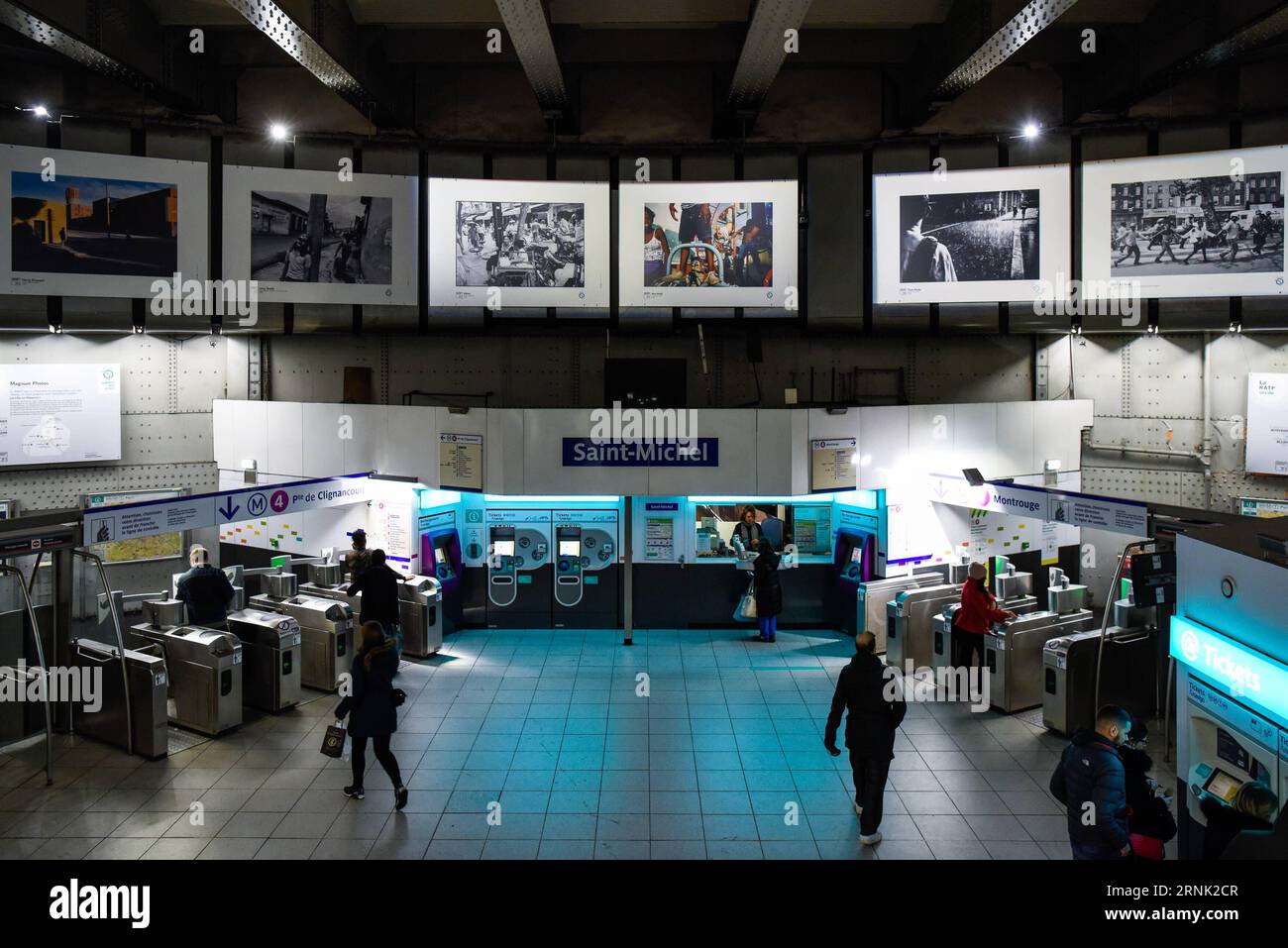 (170228) -- PARIS, 28 février 2017 -- une photo prise le 28 février 2017 montre des photos Magnum de la station Saint-Michel de Paris, ligne 4 du métro à Paris, France. A l’occasion du 70e anniversaire de Magnum photos, la RATP (opérateur autonome des Transports parisiens) expose un total de 174 photos Magnum dans ses 11 stations parisiennes du 28 février au 30 juin. )(zf) FRANCE-PARIS-RATP-MAGNUM PHOTOS ChenxYichen PUBLICATIONxNOTxINxCHN Paris février 28 2017 photo prise LE 28 2017 février montre Magnum photos à la station Saint Michel de Paris Métro ligne 4 à Paris France À l'occasion du 70e Anniversar Banque D'Images