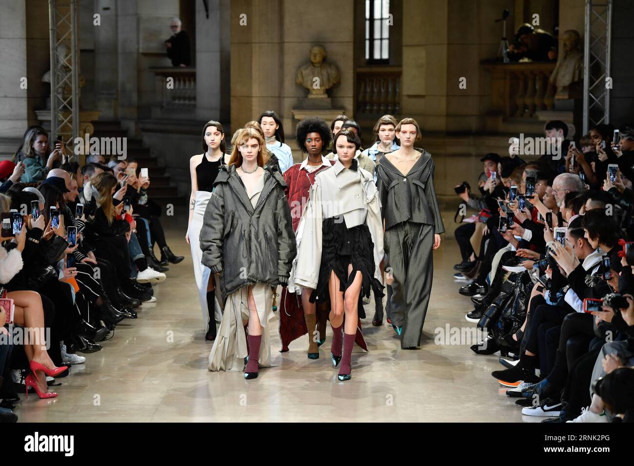 (170228) -- PARIS, 28 février 2017 -- des mannequins présentent les créations de ID, une marque de créateurs de Hong Kong, lors de la semaine de mode prêt-à-porter Femme automne hiver 2017/18 à Paris, France, le 28 février 2017.) FRANCE-PARIS-FASHION WEEK-HONG KONG-BRANDS ChenxYichen PUBLICATIONxNOTxINxCHN Paris février 28 2017 les modèles présentent les créations de la marque ID a Hong Kong Designers S lors de la semaine de la mode Femme S prêt à porter hiver 2017 18 à Paris France LE 28 2017 février France Paris Fashion week Hong Kong marques ChenxYichen PUBLICATIONxNOTxINxCHN Banque D'Images