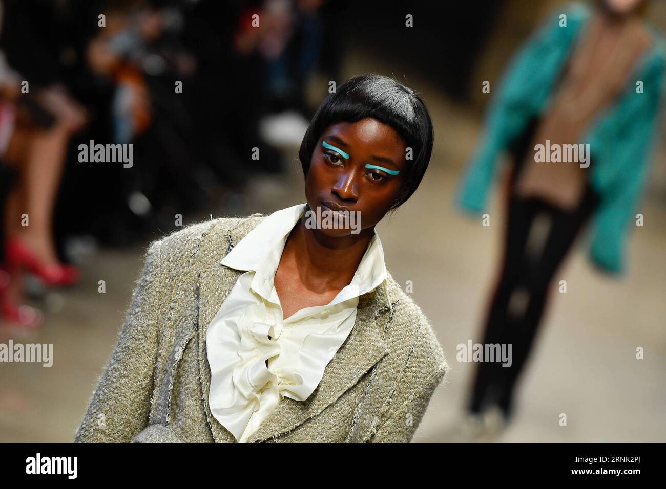 (170228) -- PARIS, 28 février 2017 -- des mannequins présentent les créations de ID, une marque de créateurs de Hong Kong, lors de la semaine de mode prêt-à-porter Femme automne hiver 2017/18 à Paris, France, le 28 février 2017.) FRANCE-PARIS-FASHION WEEK-HONG KONG-BRANDS ChenxYichen PUBLICATIONxNOTxINxCHN Paris février 28 2017 les modèles présentent les créations de la marque ID a Hong Kong Designers S lors de la semaine de la mode Femme S prêt à porter hiver 2017 18 à Paris France LE 28 2017 février France Paris Fashion week Hong Kong marques ChenxYichen PUBLICATIONxNOTxINxCHN Banque D'Images