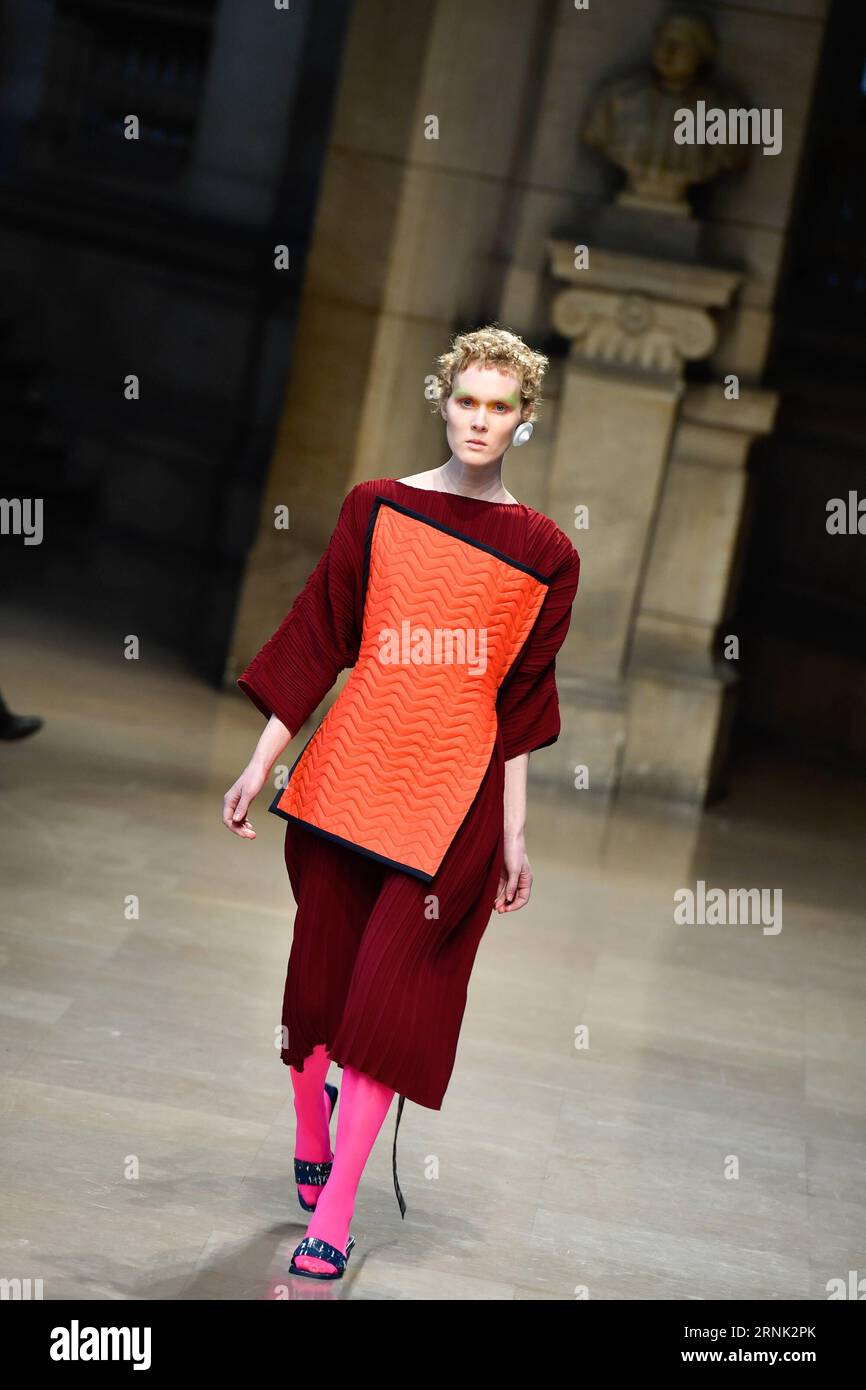 (170228) -- PARIS, le 28 février 2017 -- Un mannequin présente une création de FFIXXED STUDIOS, une marque de créateurs de Hong Kong, lors de la semaine du prêt-à-porter Femme automne hiver 2017/18 à Paris, France, le 28 février 2017.) FRANCE-PARIS-FASHION WEEK-HONG KONG-BRANDS ChenxYichen PUBLICATIONxNOTxINxCHN Paris Fév 28 2017 un modèle présente une création de Ffixxed Studios a Hong Kong Designers S marque lors de la Femme S prêt à porter étui hiver 2017 18 Fashion week à Paris France LE 28 2017 février France Paris Fashion week Hong Kong marques ChenxYichen PUBLICATIONxNOTxINxCHN Banque D'Images