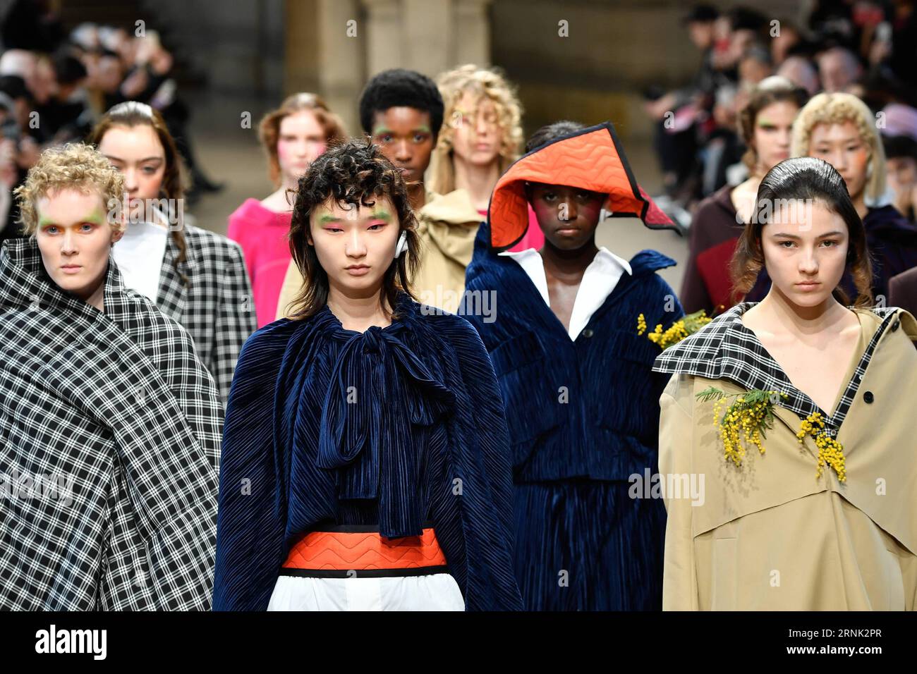 (170228) -- PARIS, le 28 février 2017 -- des mannequins présentent des créations de FFIXXED STUDIOS, une marque de créateurs de Hong Kong, lors de la semaine de la mode prêt-à-porter Femme automne hiver 2017/18 à Paris, France, le 28 février 2017.) FRANCE-PARIS-FASHION WEEK-HONG KONG-BRANDS ChenxYichen PUBLICATIONxNOTxINxCHN Paris février 28 2017 les modèles présentent les créations de Ffixxed Studios a Hong Kong Designers S marque lors de la semaine de la mode Femme S prêt à porter hiver 2017 18 à Paris France LE 28 2017 février France Paris Fashion week Hong Kong marques ChenxYichen PUBLICATIONxNOTxINxCHN Banque D'Images
