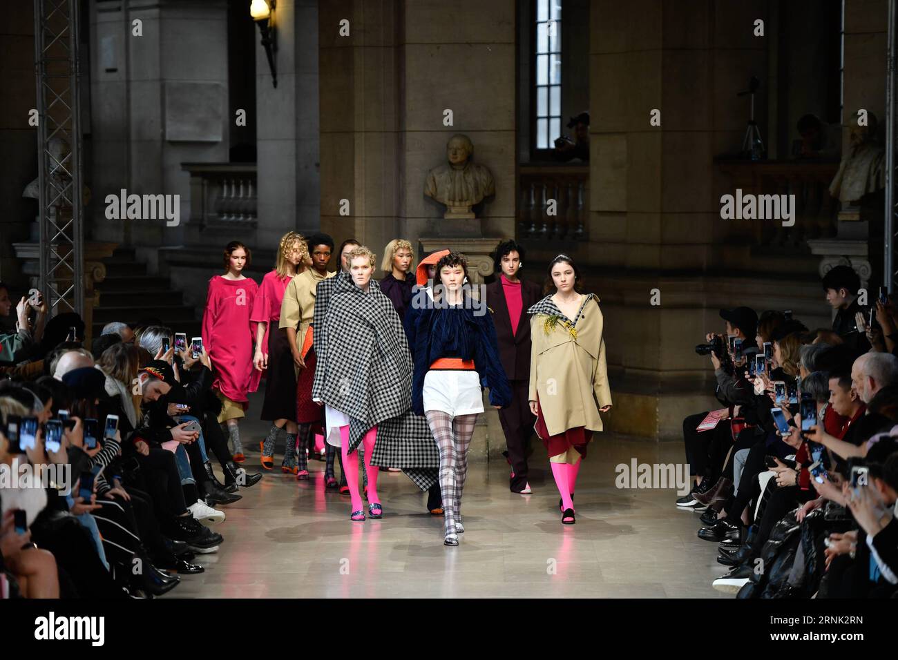 (170228) -- PARIS, le 28 février 2017 -- des mannequins présentent des créations de FFIXXED STUDIOS, une marque de créateurs de Hong Kong, lors de la semaine de la mode prêt-à-porter Femme automne hiver 2017/18 à Paris, France, le 28 février 2017.) FRANCE-PARIS-FASHION WEEK-HONG KONG-BRANDS ChenxYichen PUBLICATIONxNOTxINxCHN Paris février 28 2017 les modèles présentent les créations de Ffixxed Studios a Hong Kong Designers S marque lors de la semaine de la mode Femme S prêt à porter hiver 2017 18 à Paris France LE 28 2017 février France Paris Fashion week Hong Kong marques ChenxYichen PUBLICATIONxNOTxINxCHN Banque D'Images