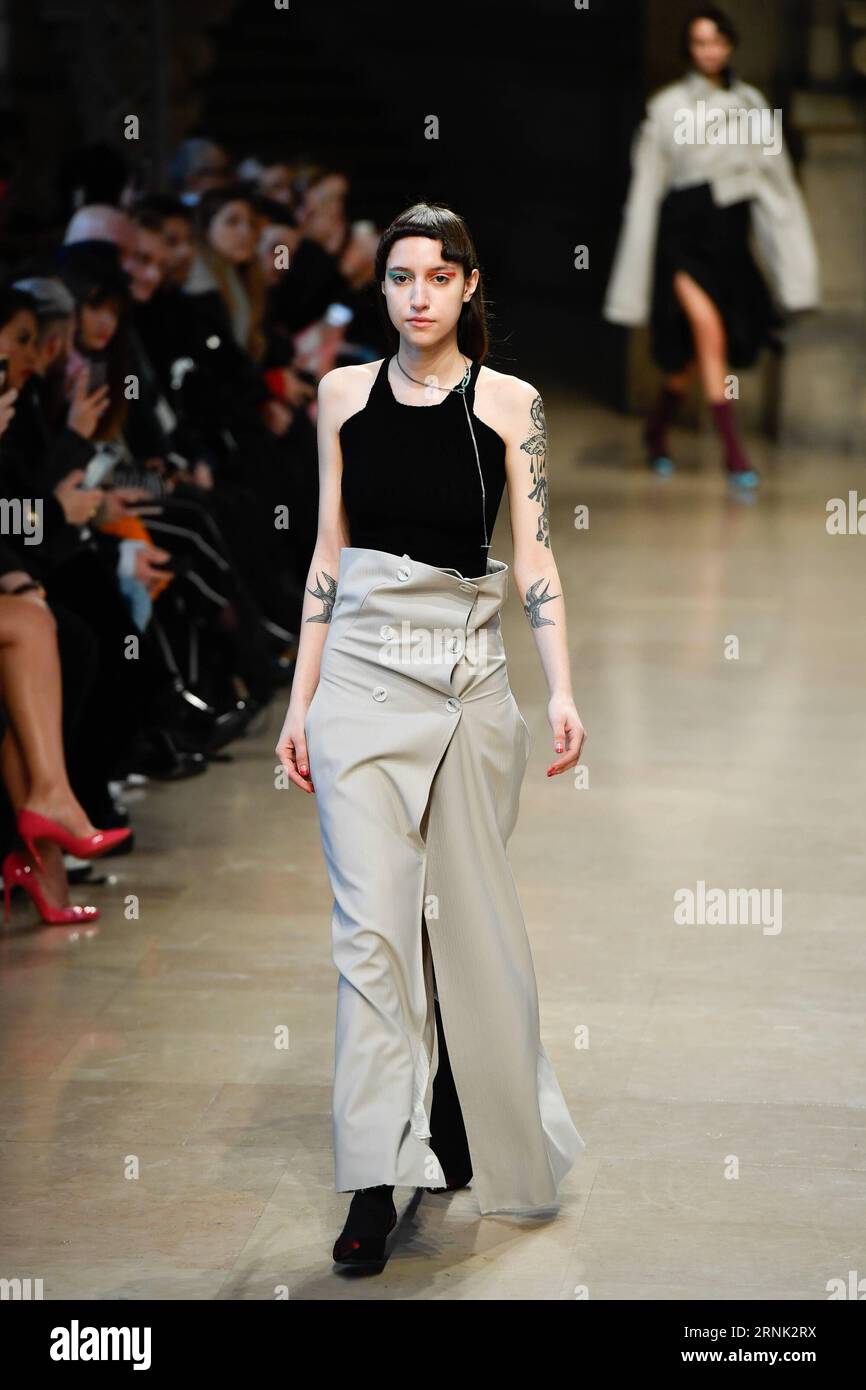 (170228) -- PARIS, 28 février 2017 -- des mannequins présentent les créations de ID, une marque de créateurs de Hong Kong, lors de la semaine de mode prêt-à-porter Femme automne hiver 2017/18 à Paris, France, le 28 février 2017.) FRANCE-PARIS-FASHION WEEK-HONG KONG-BRANDS ChenxYichen PUBLICATIONxNOTxINxCHN Paris février 28 2017 les modèles présentent les créations de la marque ID a Hong Kong Designers S lors de la semaine de la mode Femme S prêt à porter hiver 2017 18 à Paris France LE 28 2017 février France Paris Fashion week Hong Kong marques ChenxYichen PUBLICATIONxNOTxINxCHN Banque D'Images