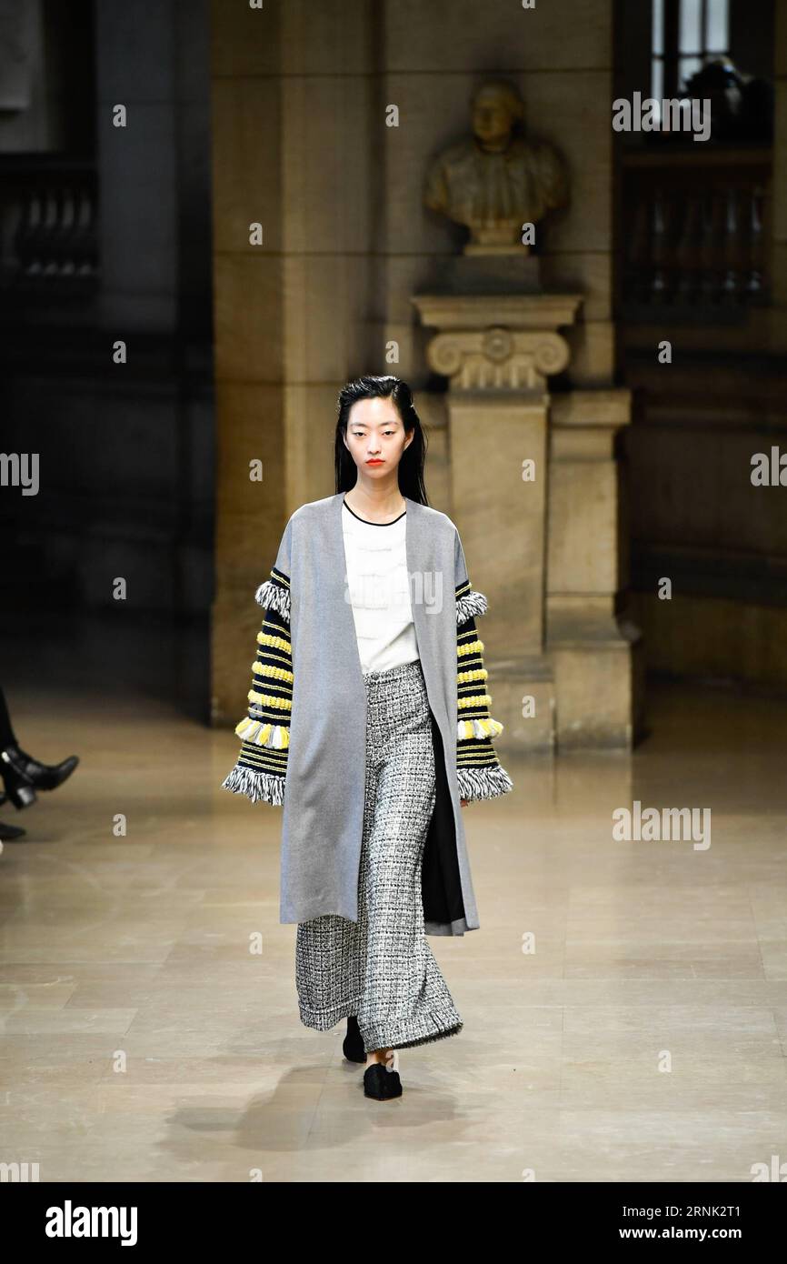 (170228) -- PARIS, 28 février 2017 -- A Model présente une création de Cynthia&Xiao, une marque de créateurs de Hong Kong, lors de la semaine de mode prêt-à-porter Femme automne hiver 2017/18 à Paris, France, le 28 février 2017.) FRANCE-PARIS-FASHION WEEK-HONG KONG-BRANDS ChenxYichen PUBLICATIONxNOTxINxCHN Paris fév 28 2017 un modèle présente une création d'une marque Hong Kong Designers S lors de la Fashion week Femme S prêt à porter hiver 2017 18 à Paris France LE 28 2017 février France Paris Fashion week Hong Kong marques ChenxYichen PUBLICATIONxNOTxINxCHN Banque D'Images