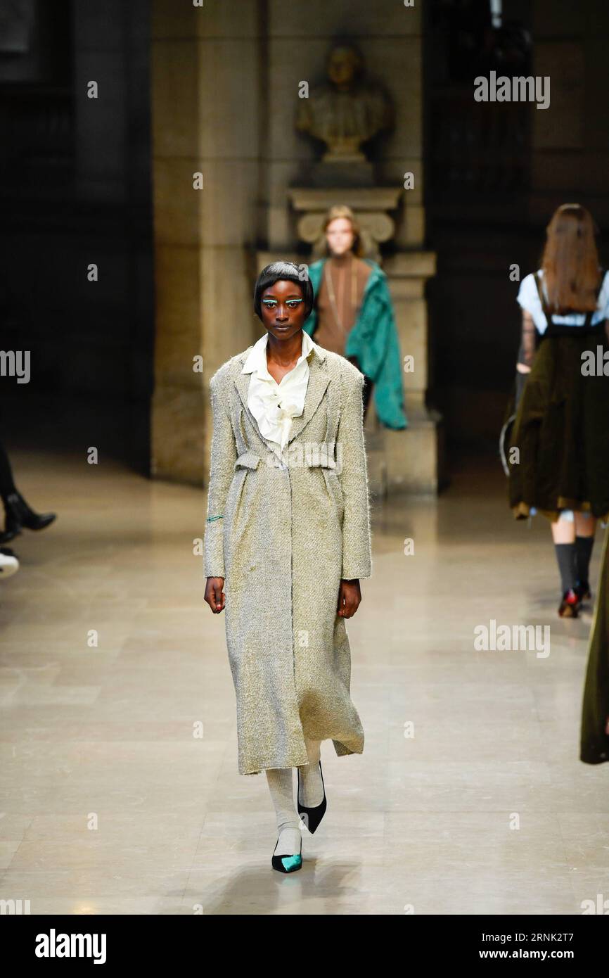 (170228) -- PARIS, 28 février 2017 -- des mannequins présentent les créations de ID, une marque de créateurs de Hong Kong, lors de la semaine de mode prêt-à-porter Femme automne hiver 2017/18 à Paris, France, le 28 février 2017.) FRANCE-PARIS-FASHION WEEK-HONG KONG-BRANDS ChenxYichen PUBLICATIONxNOTxINxCHN Paris février 28 2017 les modèles présentent les créations de la marque ID a Hong Kong Designers S lors de la semaine de la mode Femme S prêt à porter hiver 2017 18 à Paris France LE 28 2017 février France Paris Fashion week Hong Kong marques ChenxYichen PUBLICATIONxNOTxINxCHN Banque D'Images