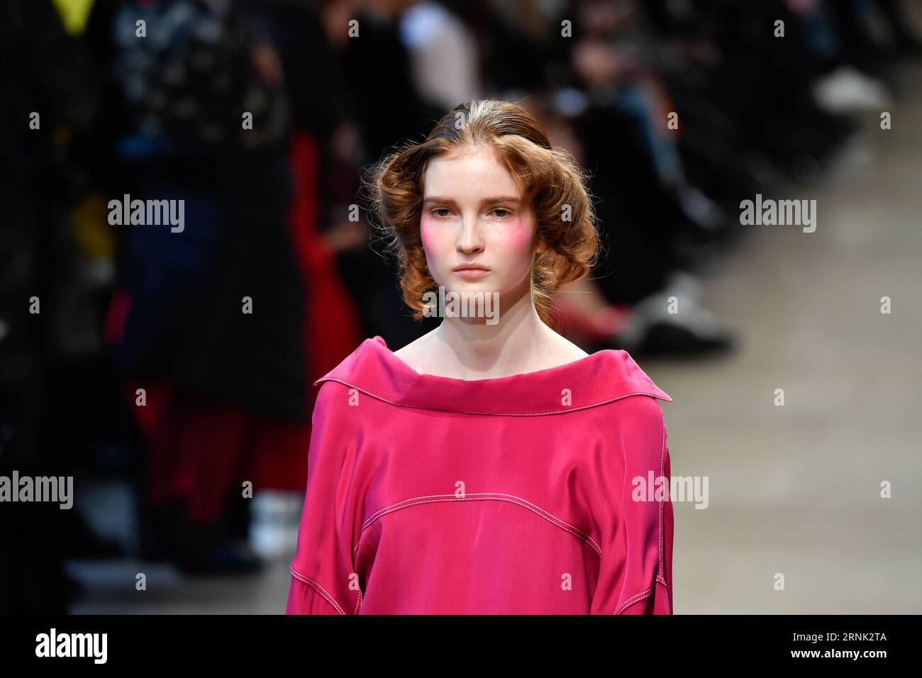 (170228) -- PARIS, le 28 février 2017 -- Un mannequin présente une création de FFIXXED STUDIOS, une marque de créateurs de Hong Kong, lors de la semaine du prêt-à-porter Femme automne hiver 2017/18 à Paris, France, le 28 février 2017.) FRANCE-PARIS-FASHION WEEK-HONG KONG-BRANDS ChenxYichen PUBLICATIONxNOTxINxCHN Paris Fév 28 2017 un modèle présente une création de Ffixxed Studios a Hong Kong Designers S marque lors de la Femme S prêt à porter étui hiver 2017 18 Fashion week à Paris France LE 28 2017 février France Paris Fashion week Hong Kong marques ChenxYichen PUBLICATIONxNOTxINxCHN Banque D'Images