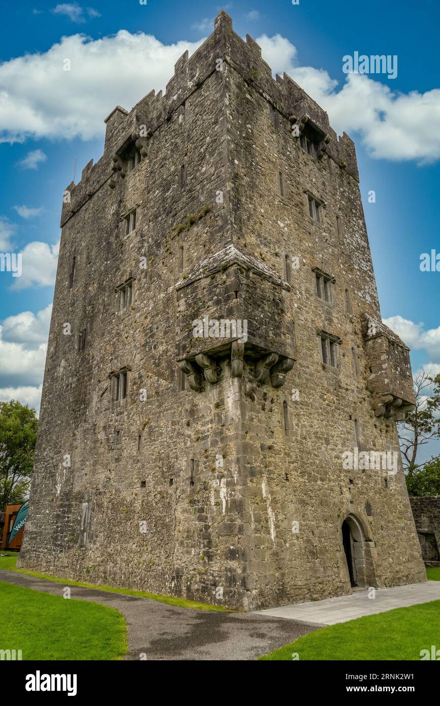 Château d'Aughnanure en Irlande avec grand donjon de maison-tour à plusieurs étages, ciel bleu nuageux Banque D'Images