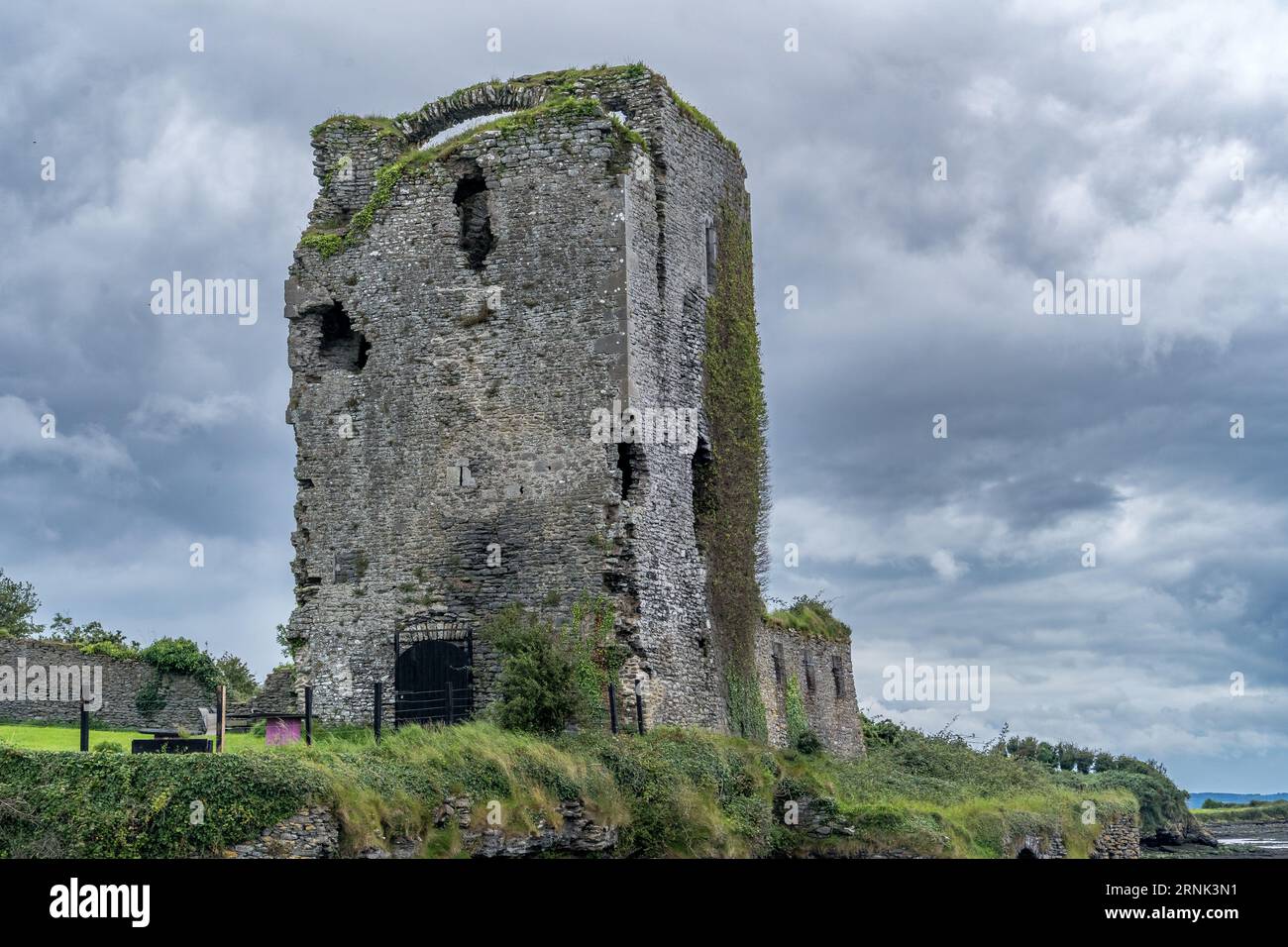 Le château de Beagh a abandonné la tour militaire sur la côte irlandaise avec un ciel nuageux Banque D'Images