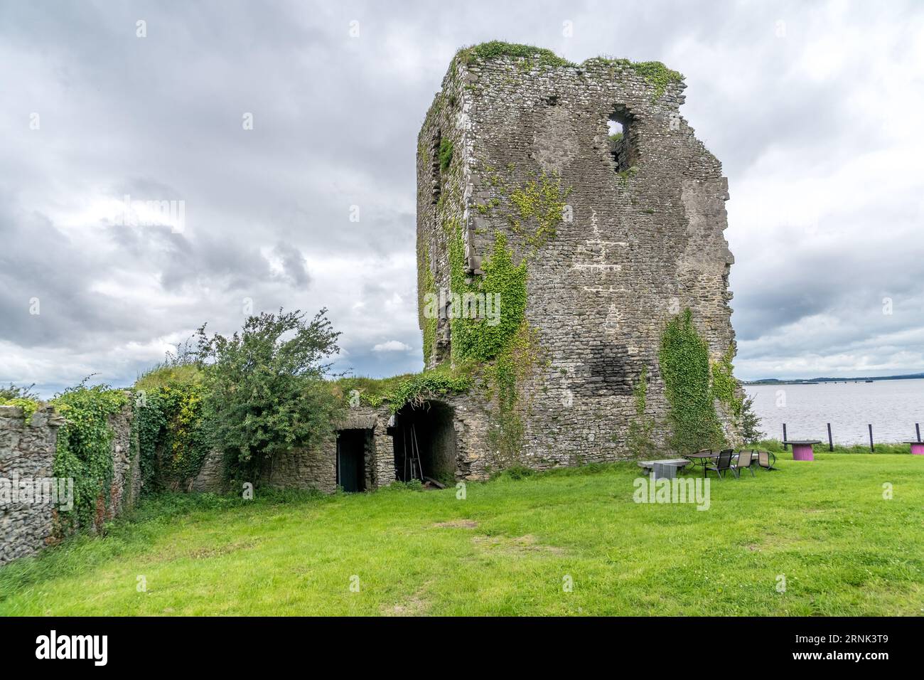 Le château de Beagh a abandonné la tour militaire sur la côte irlandaise avec un ciel nuageux Banque D'Images