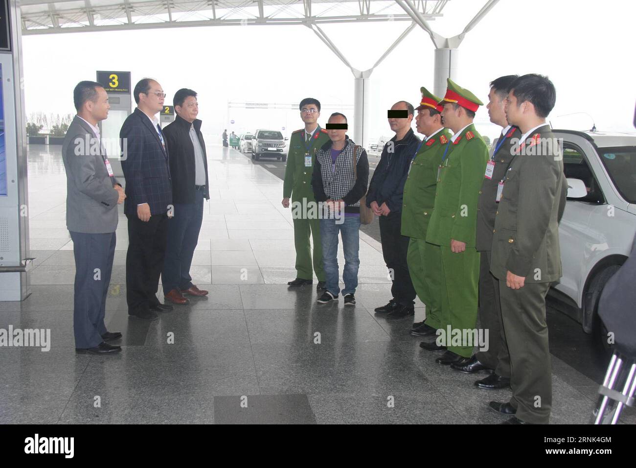 (170304) -- HANOÏ, le 4 mars 2017 -- des policiers vietnamiens transfèrent deux suspects économiques chinois qui se sont rendus à l'aéroport international de Noi Bai dans la capitale vietnamienne Hanoi le 4 mars 2017.) (zy) VIETNAM-CHINE-POLICE-SUSPECT-TRANSFER LexYanna PUBLICATIONxNOTxINxCHN Hanoi Mars 4 2017 les policiers vietnamiens transfèrent deux suspects économiques chinois qui se sont rendus À l'aéroport international de Noi Bai au Vietnam capitale S Hanoi LE 4 2017 mars ZY Vietnam China police Transfer LexYanna PUBLICATIONxNOTxINxCHN Banque D'Images