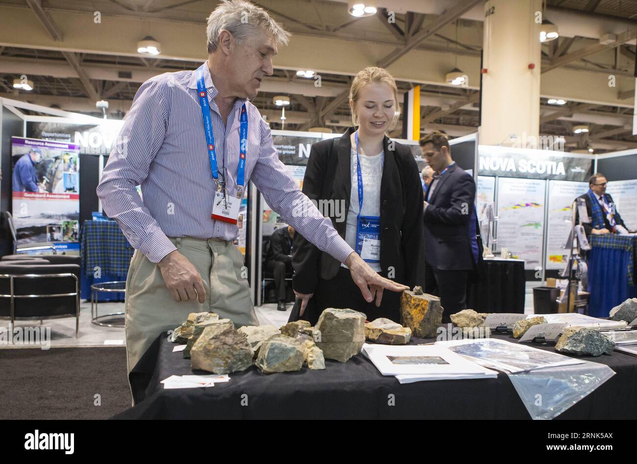 (170306) -- TORONTO, le 6 mars 2017 -- des visiteurs inspectent des échantillons de minerai lors du congrès international, salon commercial et bourse des investisseurs de l'Association canadienne des prospecteurs et entrepreneurs (ACPE) 2017, à Toronto, le 5 mars 2017. ) (hy) CANADA-TORONTO-PDAC ZouxZheng PUBLICATIONxNOTxINxCHN Toronto Mars 6 2017 des visiteurs inspectent des échantillons de minerai lors du Prospector and Developers Association of Canada 2017 PDAC International Convention Trade Show and Investors Exchange à Toronto Mars 5 2017 Hy Canada Toronto PDAC ZouxZheng PUBLICATIONxNOTxINxCHN Banque D'Images