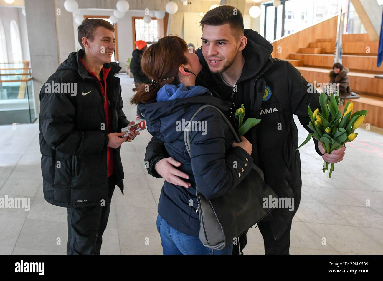 (170308) -- NARVA, 8 mars 2017 -- Une joueuse (R) du club de football FC Narva Trans embrasse une dame après lui avoir donné des fleurs lors d'un événement pour célébrer la Journée internationale de la femme à Narva, Estonie, le 8 mars 2017. Les joueurs de l'équipe estonienne de la Premium League FC Narva Trans ont organisé des flashmob et offert des fleurs et des billets de football aux femmes lors de la Journée internationale de la femme de cette année. (SP)ESTONIE-NARVA-INTERNATIONAL FEMMES S DAY SergeixStepanov PUBLICATIONxNOTxINxCHN Narva Mars 8 2017 un joueur r de FC Narva Trans football Club Hugs a Lady après avoir donné des fleurs à elle lors d'un événement pour célébrer Inte Banque D'Images