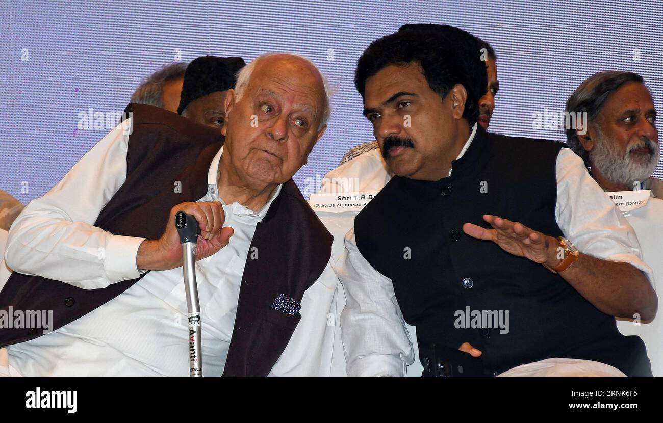 Mumbai, Inde. 01 septembre 2023. Ancien président de la Conférence nationale (NC) Jammu et Cachemire, Farooq Abdullah (L) est vu lors de la conférence de presse de l'alliance INDIENNE à Mumbai. La conférence de presse s'est conclue par un plan visant à affronter l'Alliance démocratique nationale (NDA) lors des prochaines élections de Lok Sabha qui auront lieu en 2024. (Photo Ashish Vaishnav/SOPA Images/Sipa USA) crédit : SIPA USA/Alamy Live News Banque D'Images