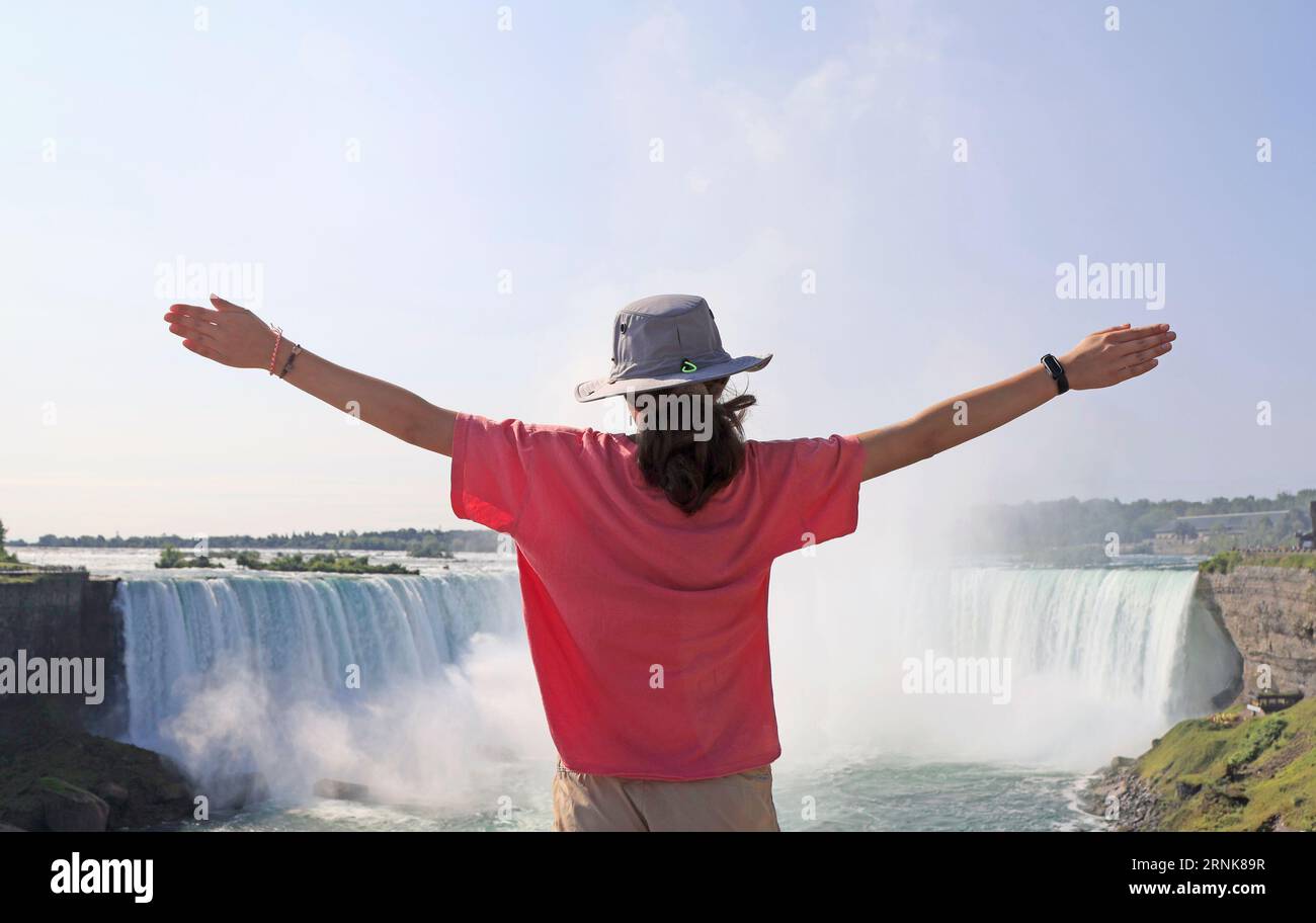 Adolescente profitant de la vue panoramique sur les chutes du Niagara en été, Canada Banque D'Images