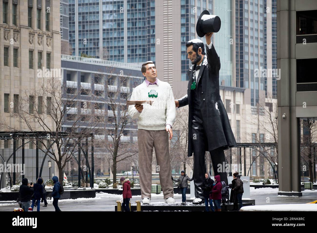 CHICAGO, les gens posent avec le réaliste américain Seward Johnson pour la visite de retour statue d'Abraham Lincoln couverte de neige à Pioneer court à Chicago, aux États-Unis, le 13 mars 2017.) (gj) U.S.-CHICAGO-SNOW TingxShen PUBLICATIONxNOTxINxCHN Chicago célébrités pose avec le réaliste américain Seward Johnson S Retour visite Statue d'Abraham Lincoln couverte de neige À Pioneer court à Chicago les États-Unis LE 13 2017 mars GJ U S Chicago Snow TingxShen PUBLICATIONxNOTxINxCHN Banque D'Images
