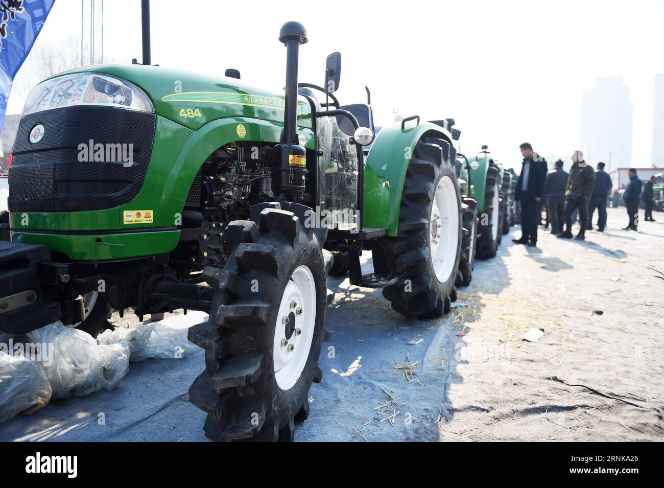 Traktorenmesse à Harbin, Chine (170316) -- HARBIN, le 16 mars 2017 -- des agriculteurs voient des machines agricoles sur un marché à Harbin, dans la province du Heilongjiang du nord-est de la Chine, le 16 mars 2017. Les agriculteurs du Heilongjiang ont commencé à choisir des machines agricoles sur le marché pour le labour printanier à venir.) (Yxb) CHINA-HARBIN-AGRICULTURAL MACHINERY(CN) WangxJianwei PUBLICATIONxNOTxINxCHN in Harbin China 170316 Harbin Mars 16 2017 agriculteurs Voir les machines agricoles SUR un marché à Harbin Nord-est de la Chine S Heilongjiang province Mars 16 2017 les agriculteurs à Heilongjiang ont commencé à choisir la machinerie agricole Banque D'Images