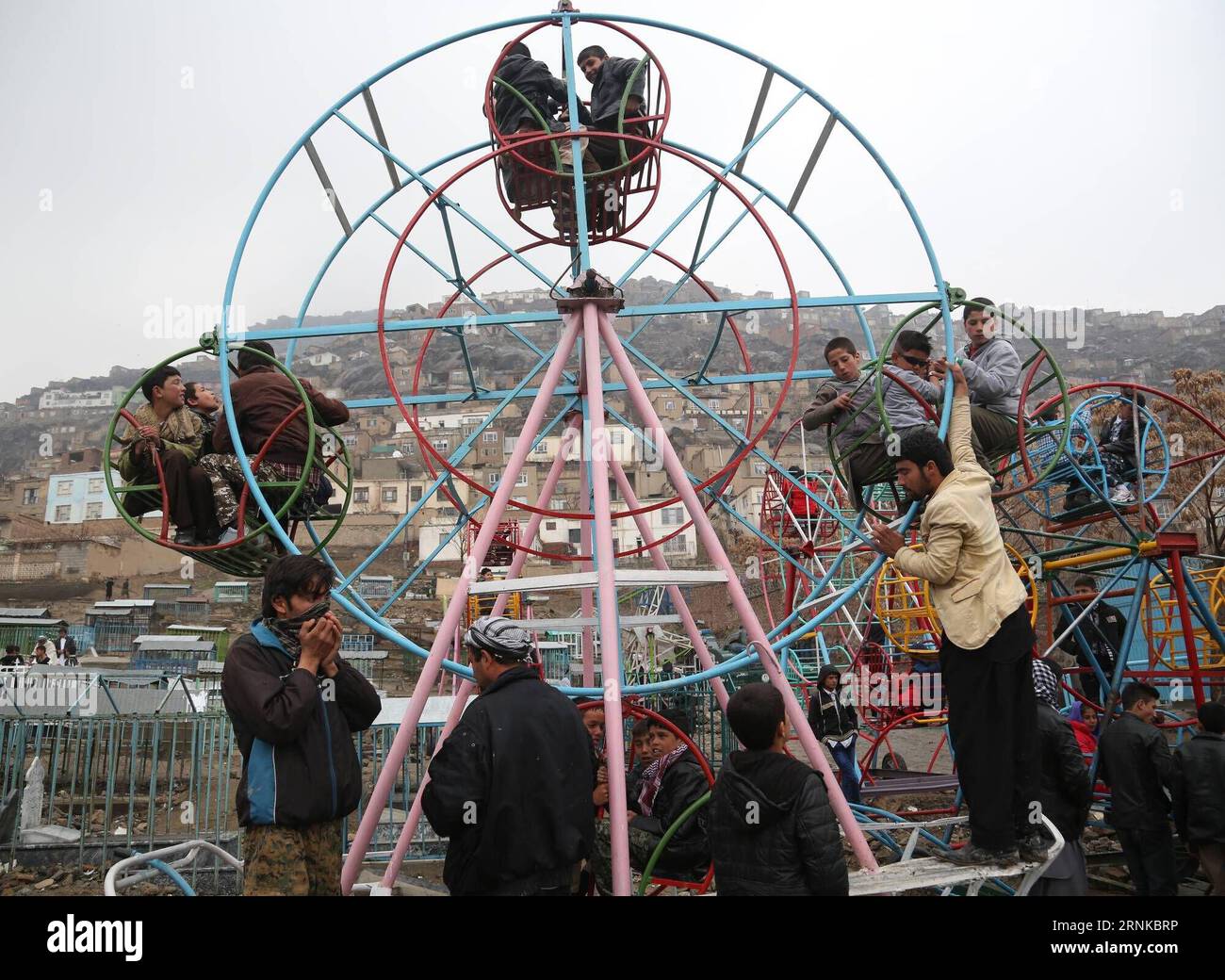 (170321) -- KABOUL, mars 21 -- les enfants s'amusent lors de la célébration annuelle du Festival du Novruz à Kaboul, capitale de l'Afghanistan, le 21 mars 2017.) (lrz) AFGHANISTAN-KABOUL-CÉLÉBRATION DU NOUVEL AN RahmatxAlizadah PUBLICATIONxNOTxINxCHN Kaboul Mars 21 les enfants s'amusent lors de la célébration du Festival annuel du Novruz à Kaboul capitale de l'Afghanistan Mars 21 2017 lrz Afghanistan célébration du nouvel an à Kaboul RahmatxAlizadah PUBLICATIONxNOTxINxCHN Banque D'Images