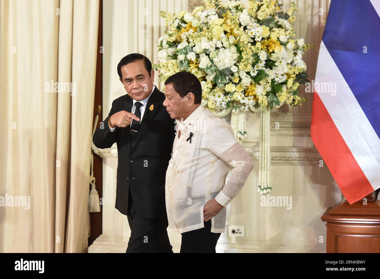 (170321) -- BANGKOK, le 21 mars 2017 -- le Premier ministre thaïlandais Prayut Chan-o-Cha (L) s'entretient avec le président philippin Rodrigo Duterte en visite à Bangkok, Thaïlande, le 21 mars 2017. La Thaïlande et les Philippines se sont engagées mardi à renforcer la coopération militaire entre les deux pays pour traiter les questions de sécurité comme le terrorisme et les drogues illicites. THAÏLANDE-BANGKOK-LES PHILIPPINES-DUTERTE-VISIT LixMangmang PUBLICATIONxNOTxINxCHN Bangkok Mars 21 2017 les premiers ministres thaïlandais Prayut Chan O Cha l s'entretient avec le Président philippin Rodrigo Duterte en visite à Bangkok pays thaïlandais LE 21 2017 mars Banque D'Images