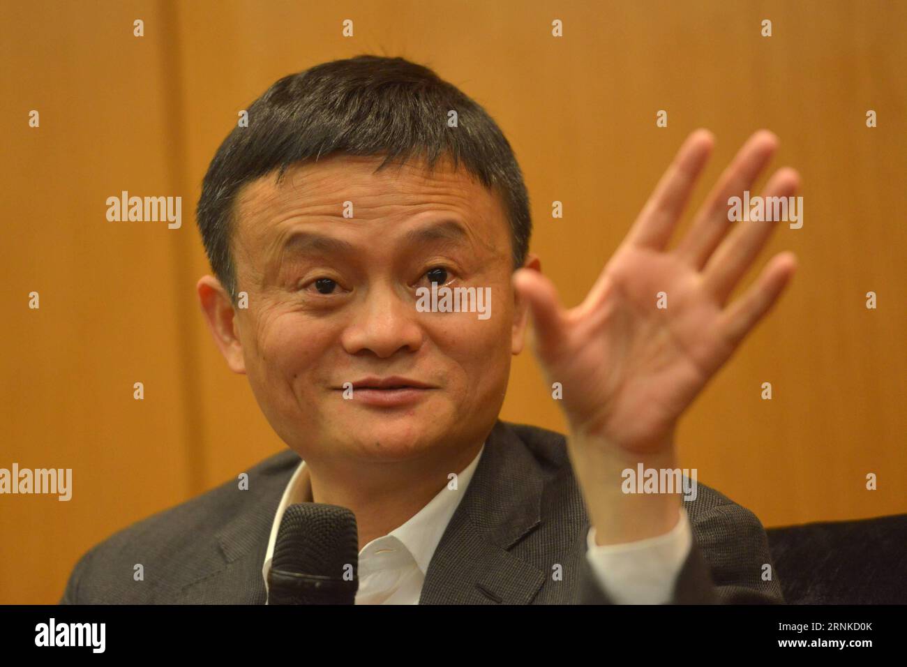 (170324) -- KUALA LUMPUR, 24 mars 2017 -- le président exécutif du géant du commerce électronique Alibaba Jack Ma s'entretient avec les médias à Kuala Lumpur, Malaisie, le 23 mars 2017. Jack Ma a appelé ici jeudi pour rendre la mondialisation plus inclusive. La mondialisation a été conçue pour les grandes entreprises, et a été conçue et négociée par les gouvernements au cours des 20 dernières années, Ma a déclaré en marge d'un forum mondial de transformation. (Zjy) MALAISIE-KUALA LUMPUR-ALIBABA-GLOBALIZATION ChongxVoonxChung PUBLICATIONxNOTxINxCHN Banque D'Images