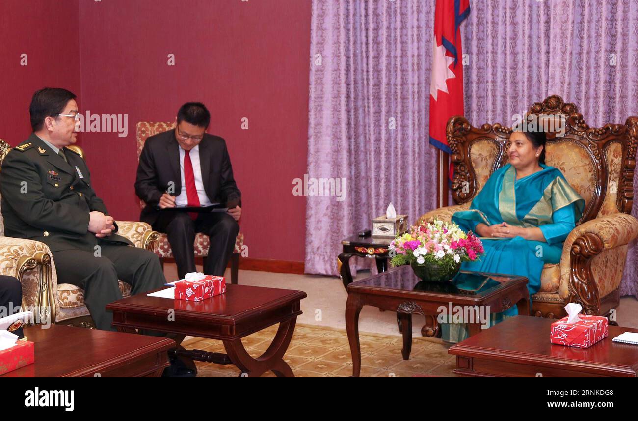 (170325) -- KATMANDOU, le 25 mars 2017 -- le président népalais Bidhya Devi Bhandari (à droite) rencontre le conseiller d'État chinois et ministre de la Défense Chang Wanquan à Katmandou, Népal, le 24 mars 2017.) (hy) NÉPAL-KATMANDOU-CHINE-DIPLOMATIE SunilxSharma PUBLICATIONxNOTxINxCHN Katmandou Mars 25 2017 le président népalais Bidhya Devi Bhandari r rencontre les conseillers d'Etat chinois et les ministres de la Défense Chang Wanquan à Katmandou Népal Mars 24 2017 Hy Népal Katmandou diplomatie chinoise SunilxSharma PUBLICATIONxNOTxINxINxCHN Banque D'Images