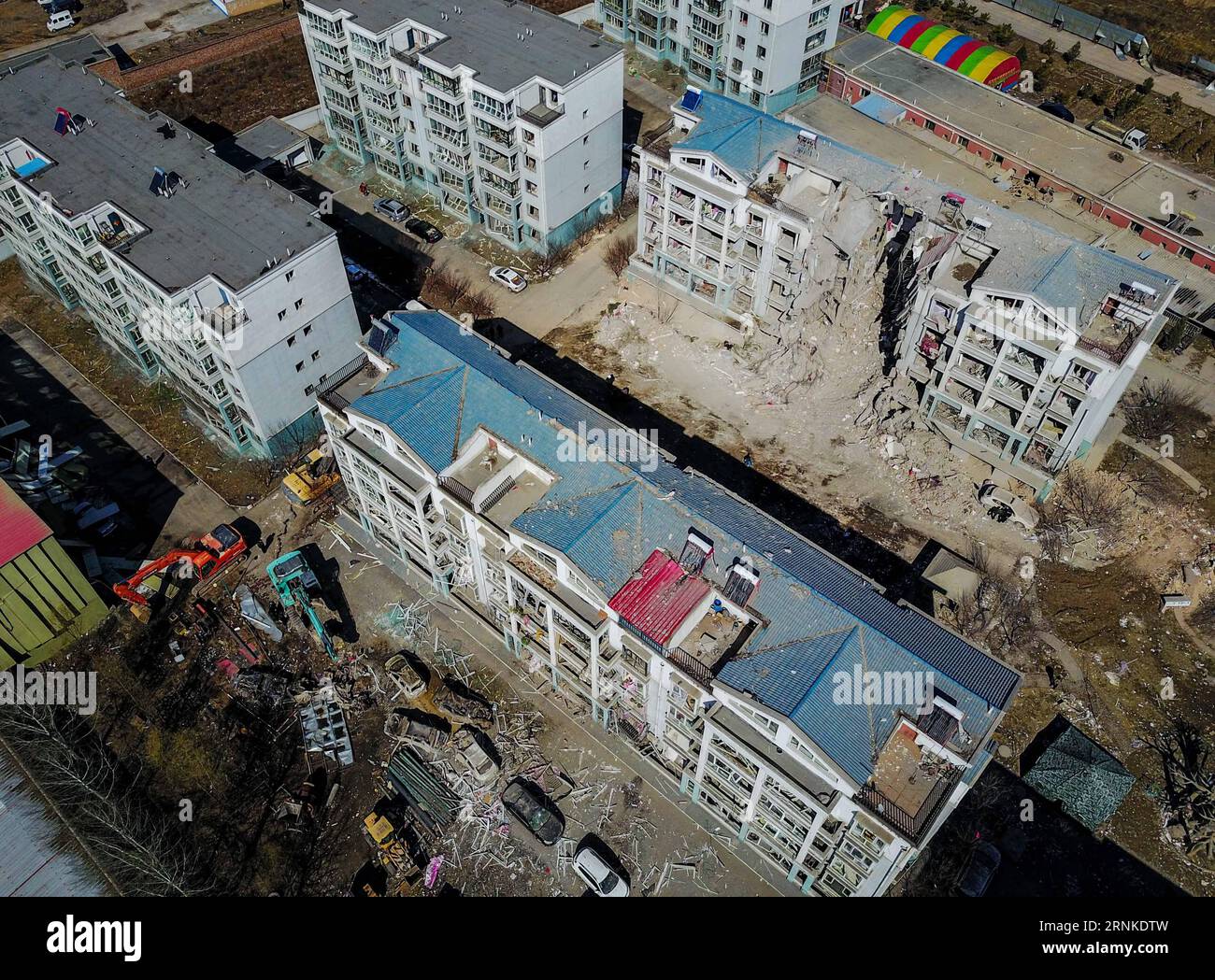 (170326) -- BAOTOU, 26 mars 2017 -- une photo aérienne prise le 26 mars 2017 montre le site de l'explosion dans la communauté résidentielle de Xiangyang dans la ville de Baotou, dans la région autonome de Mongolie intérieure du nord de la Chine. Les sauveteurs peignant les décombres d'un immeuble à moitié effondré à Tumd Right Banner de Baotou ont trouvé deux autres corps alors qu'ils terminaient la recherche, portant le nombre de morts de l'explosion de samedi à cinq. Le bâtiment de la communauté résidentielle de Xiangyang a été déchiré par une explosion tôt samedi après-midi. Samedi, le gouvernement a déclaré que 25 personnes avaient été blessées, dont quatre dans Critical Banque D'Images