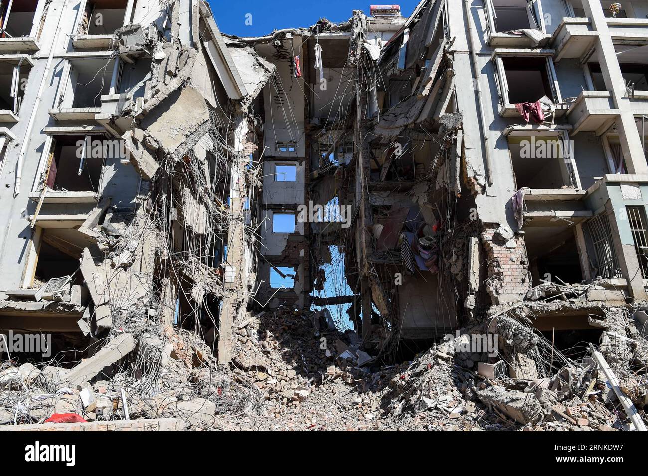 (170326) -- BAOTOU, 26 mars 2017 -- une photo prise le 26 mars 2017 montre le site de l'explosion dans la communauté résidentielle de Xiangyang dans la ville de Baotou, dans la région autonome de Mongolie intérieure du nord de la Chine. Les sauveteurs peignant les décombres d'un immeuble à moitié effondré à Tumd Right Banner de Baotou ont trouvé deux autres corps alors qu'ils terminaient la recherche, portant le nombre de morts de l'explosion de samedi à cinq. Le bâtiment de la communauté résidentielle de Xiangyang a été déchiré par une explosion tôt samedi après-midi. Samedi, le gouvernement a déclaré que 25 personnes avaient été blessées, dont quatre dans des conditions critiques Banque D'Images